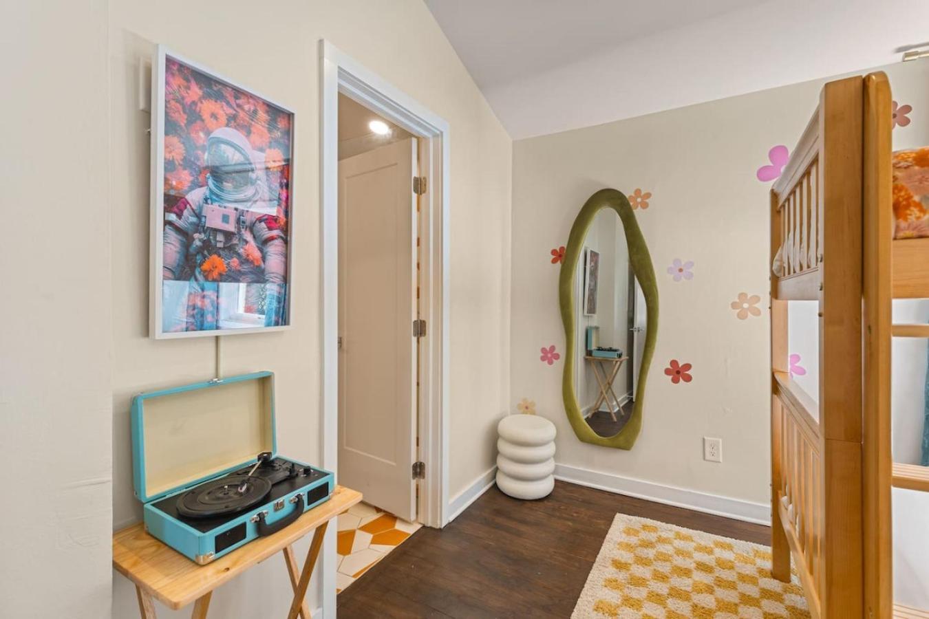 Fun And Fabulous - Walk To Bars, Coffee And Restaurants *