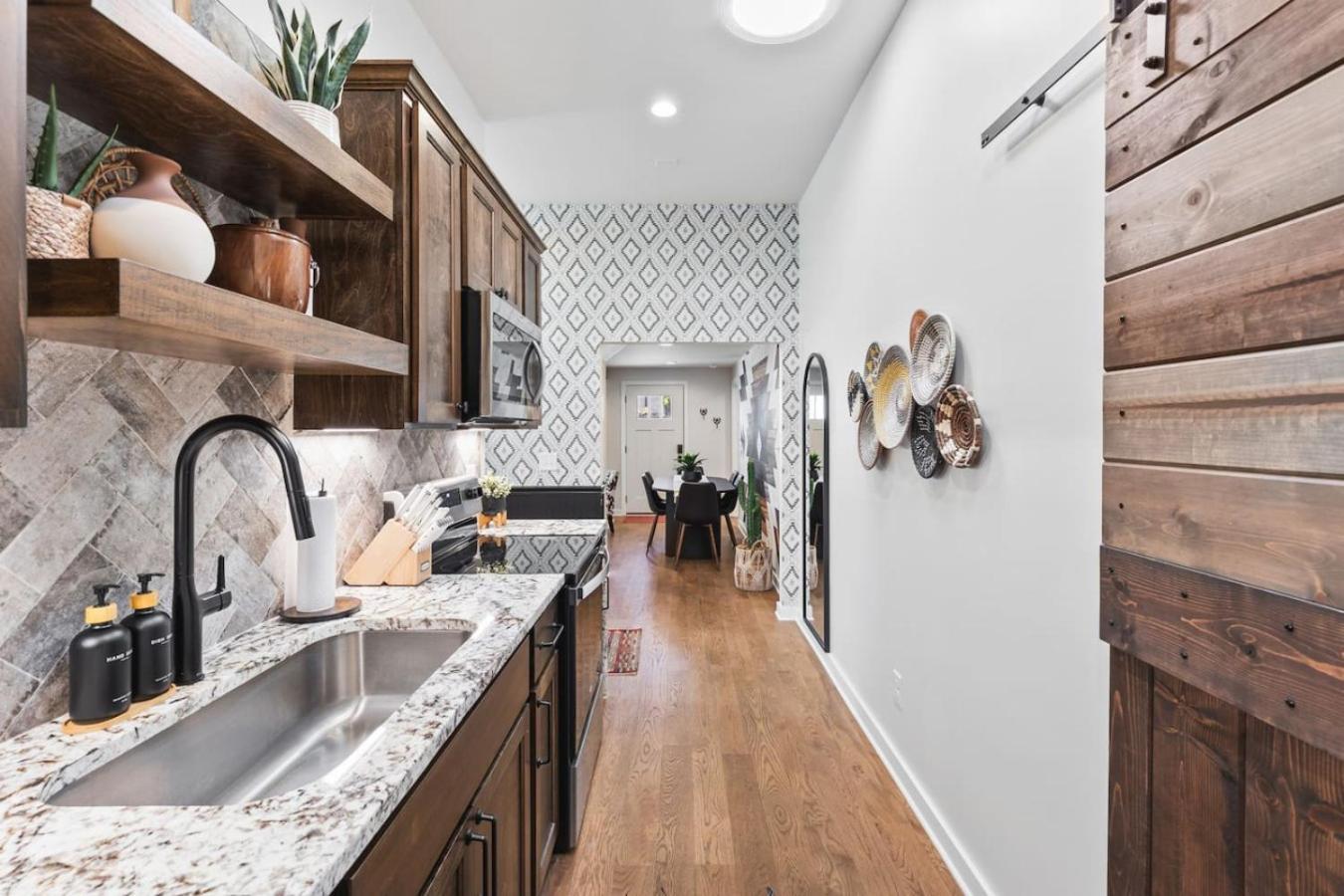Holiday home Chic And Cozy -walk To Bars, Coffee, Restaurants Nashville