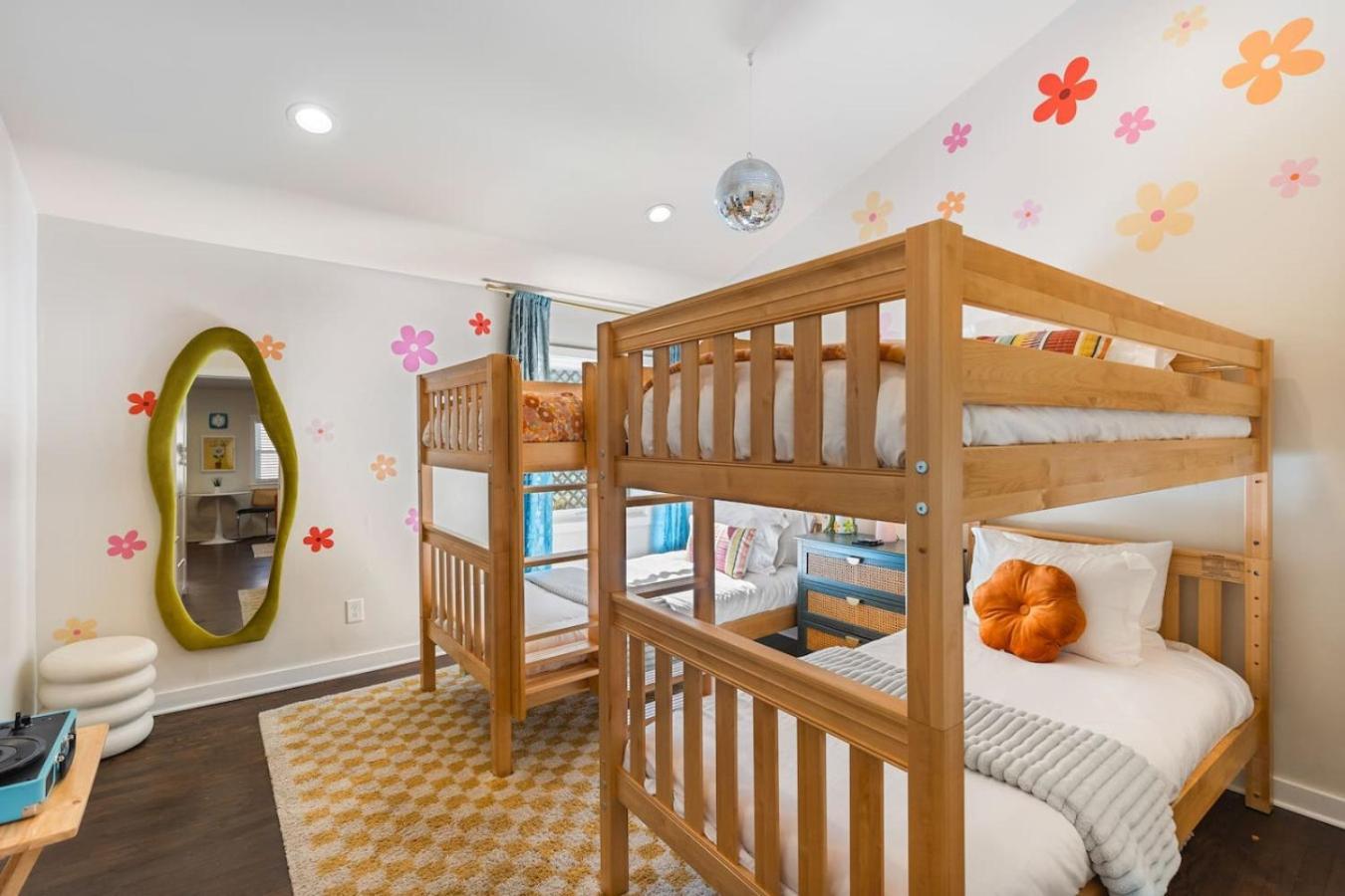 Fun And Fabulous - Walk To Bars, Coffee And Restaurants Holiday home