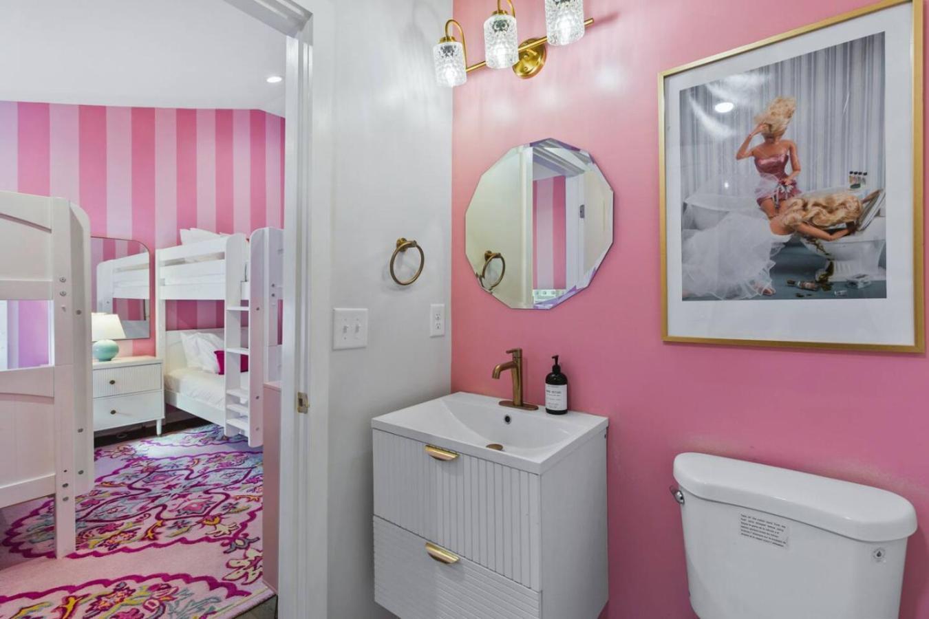 Barbie Dream - Near Restaurants, Coffee And Bar *