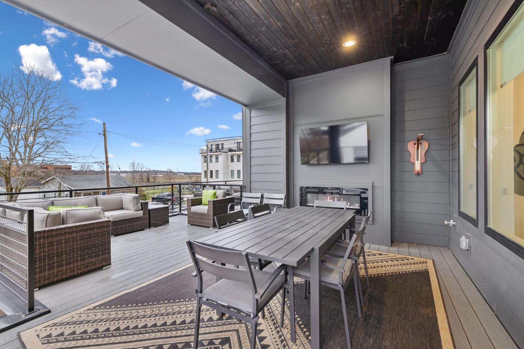 Sleek Multi-level Rooftop Views & Pool Table Holiday home *