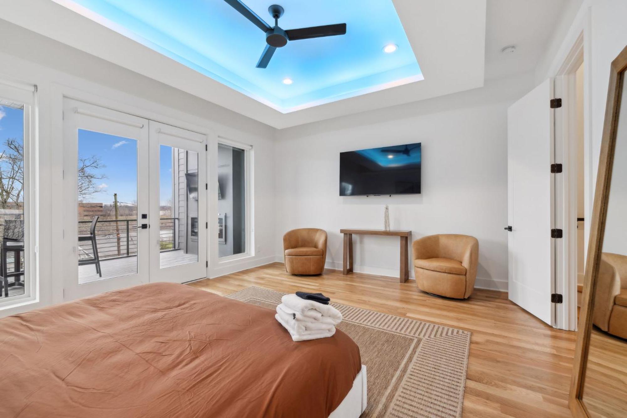 Sleek Multi-level Rooftop Views & Pool Table *