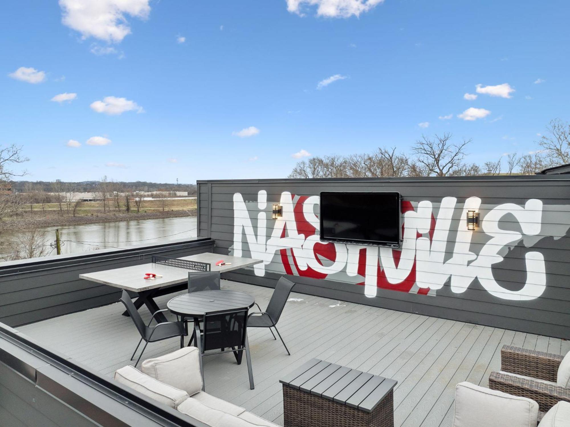 Sleek Multi-level Rooftop Views & Pool Table Holiday home