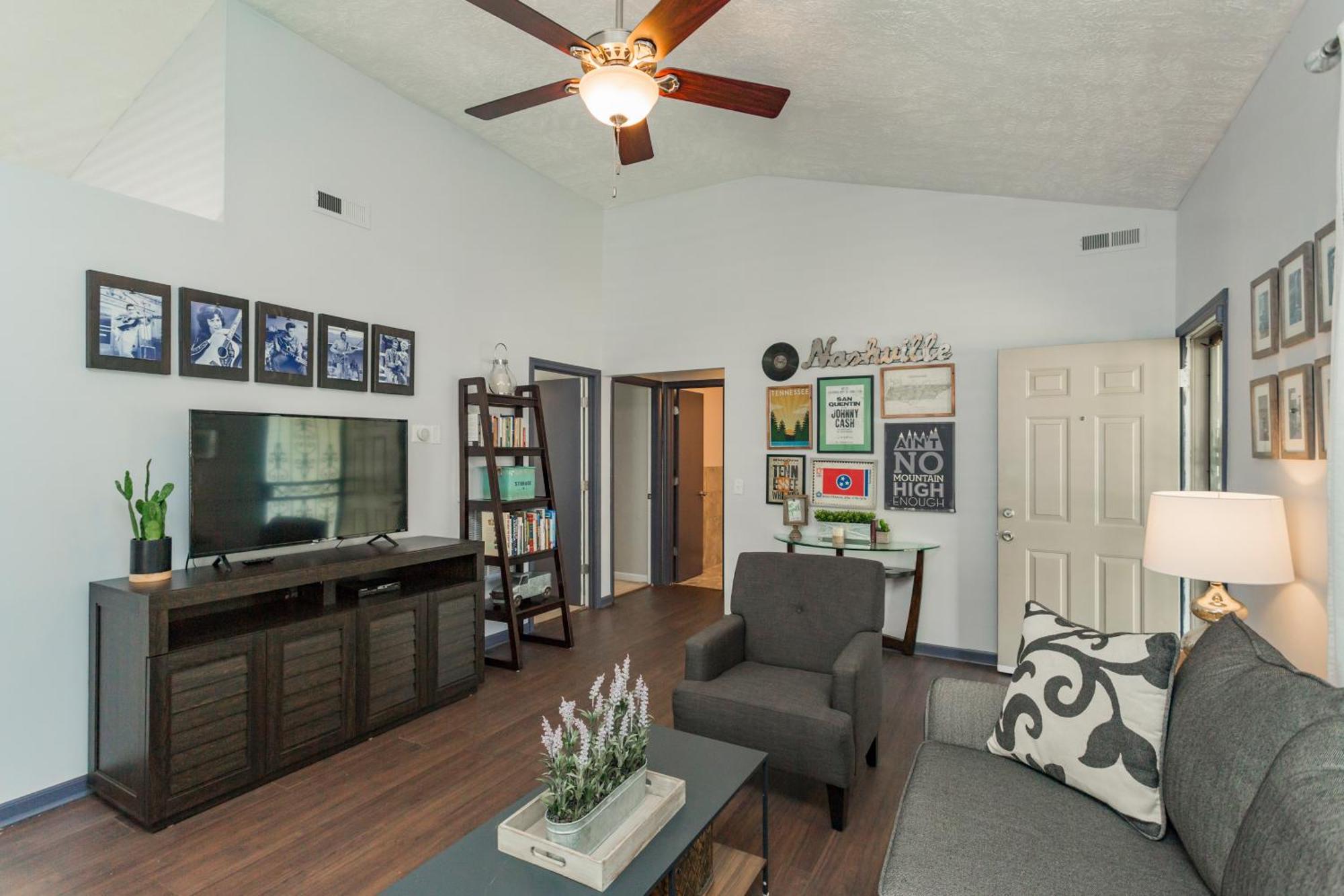 Holiday home Looby Location- Charming 3br 10 Min To Downtown