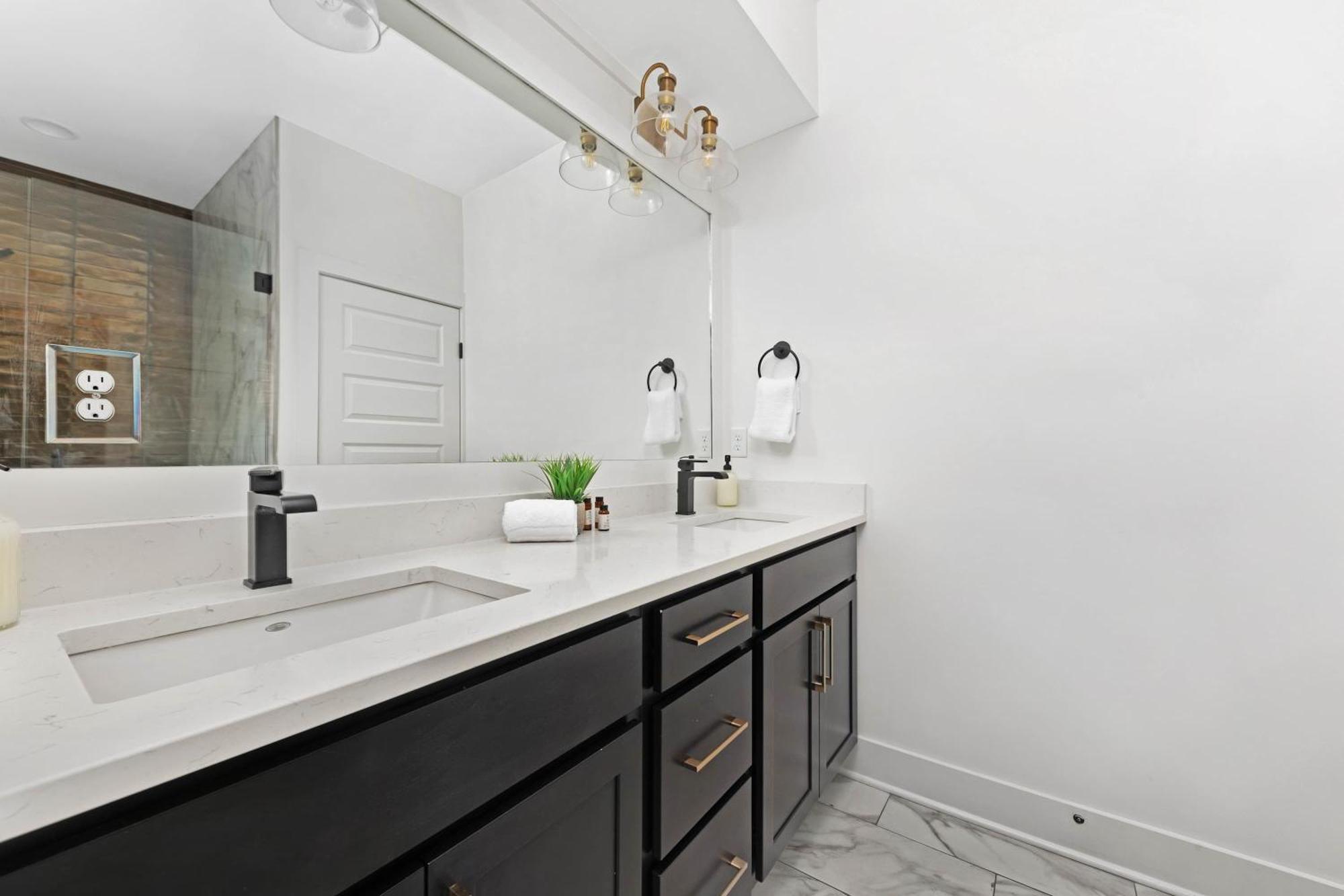 The Camellia & The Bluestem - Two Four Bedroom Homes Holiday home *