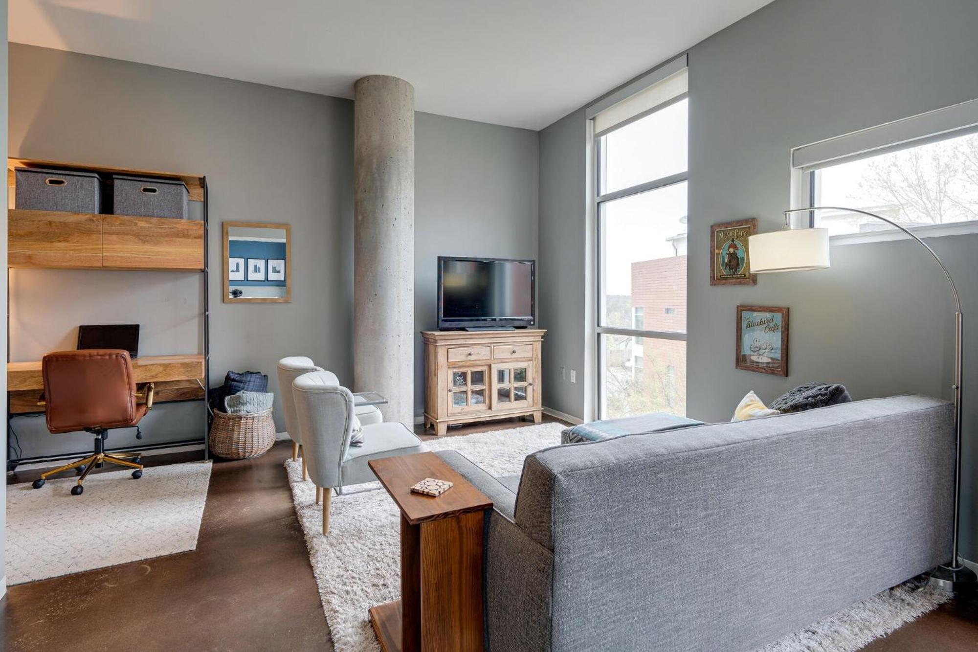 5m203- Smart Stylish Music * Nashville