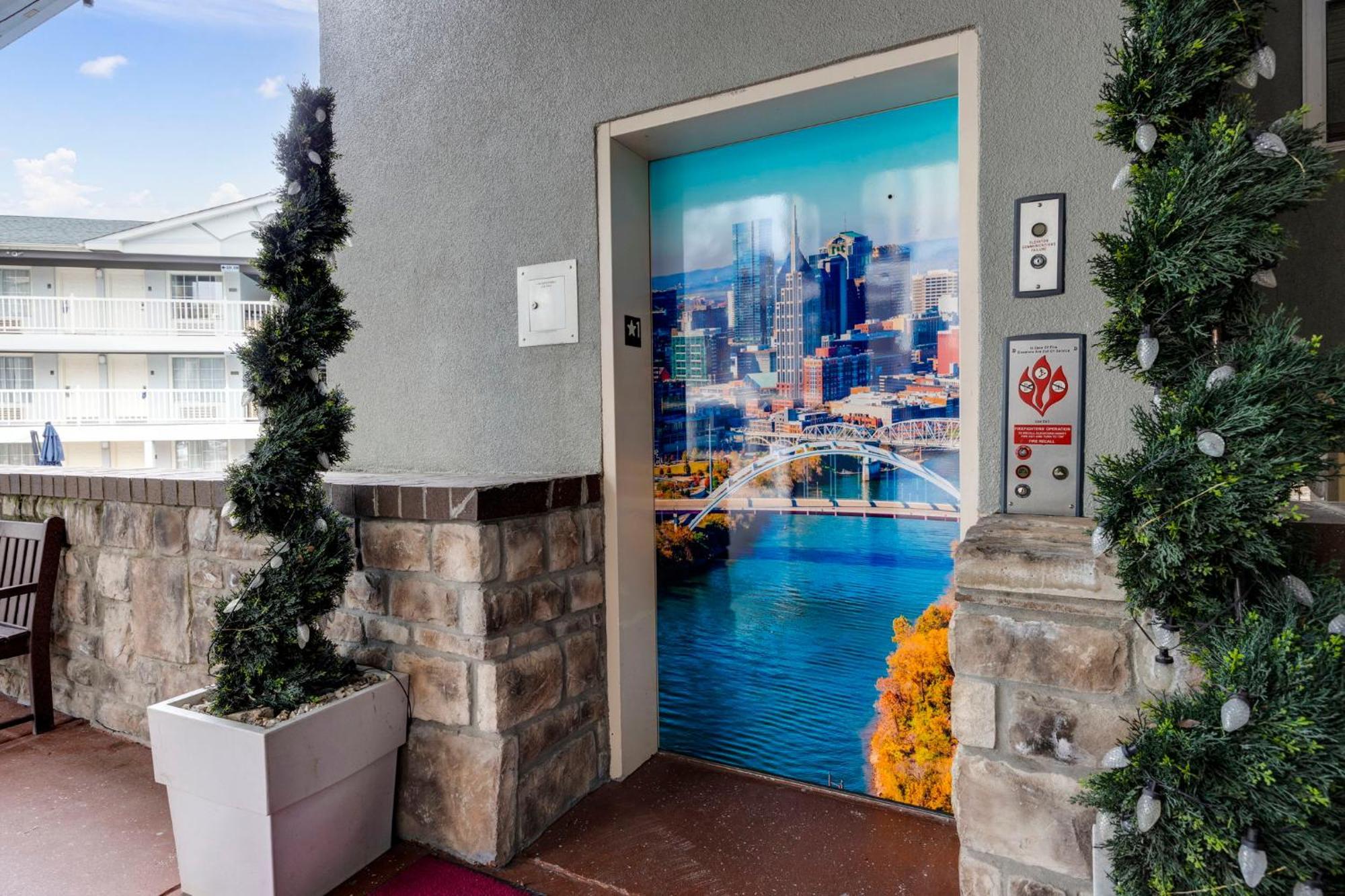 Comfort Downtown - Music Center Nashville