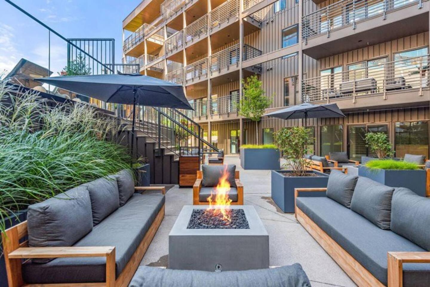 3br2ba Lux Pool Walk To Broadway 08mi