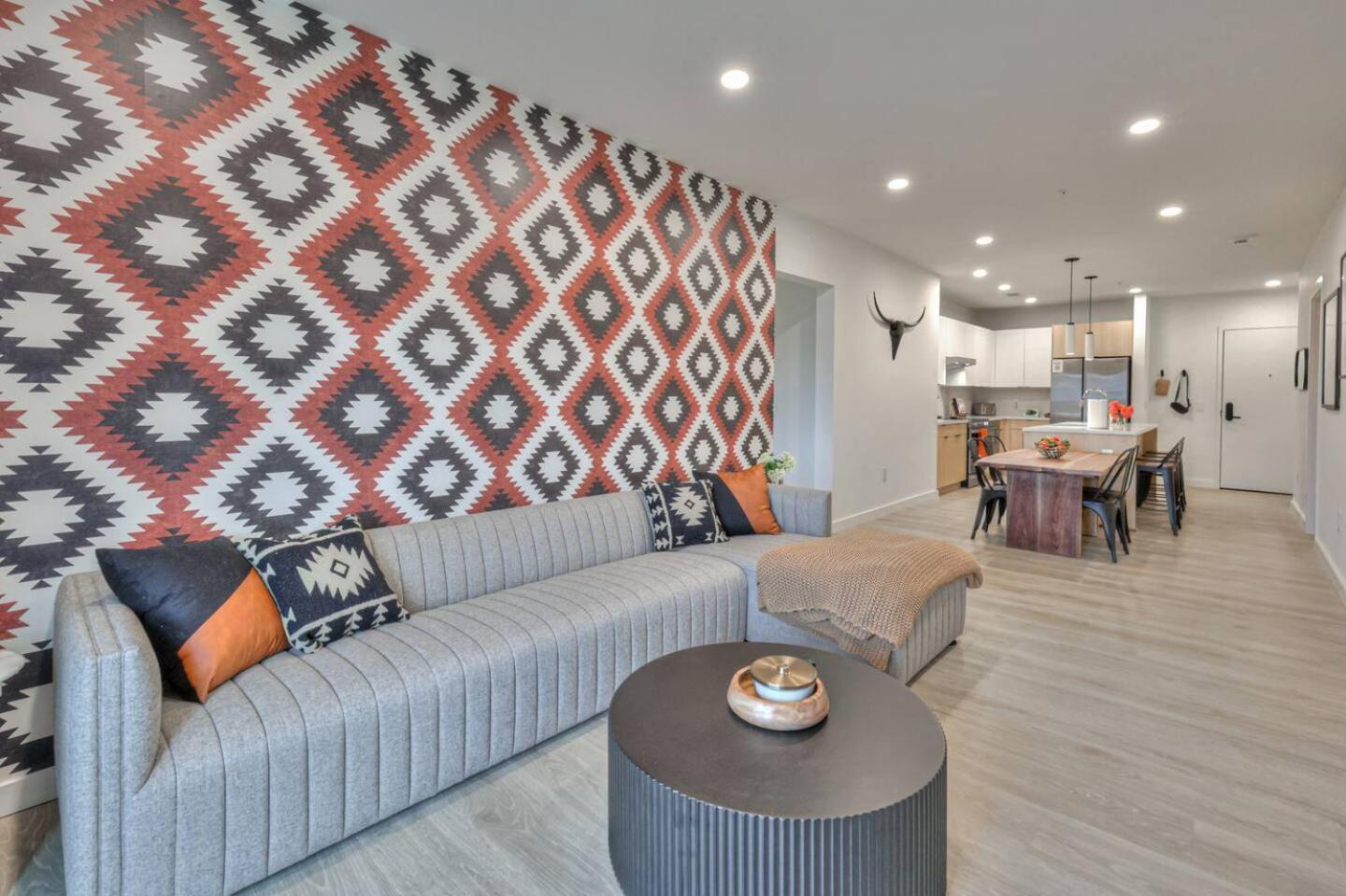 3br2ba Lux Pool Walk To Broadway 08mi