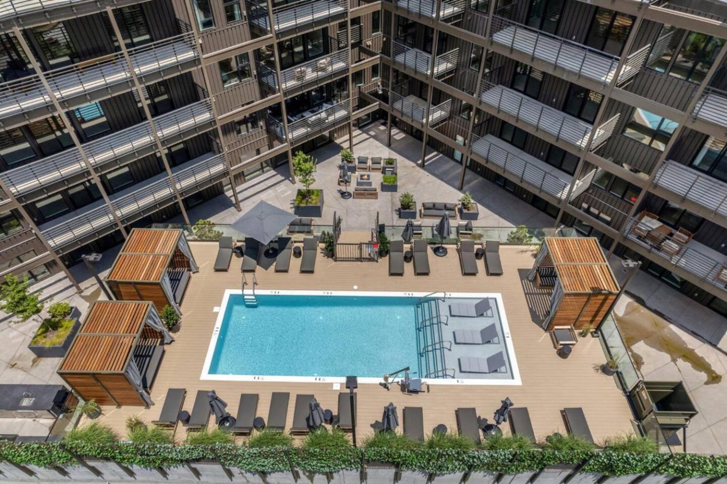 3br2ba Lux Pool Walk To Broadway 08mi *