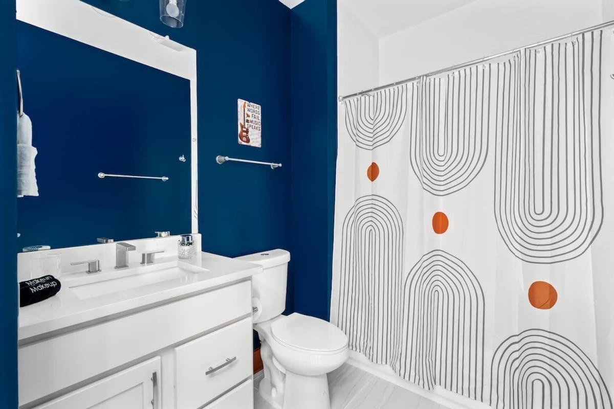 Chic Oasis 2 Miles From Dt - Pool Table - B-dashy Holiday home *