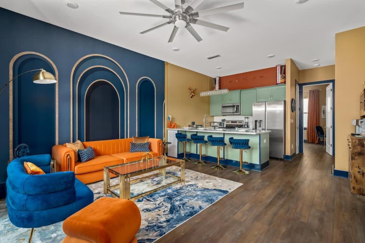 Chic Oasis 2 Miles From Dt - Pool Table - B-dashy Holiday home *