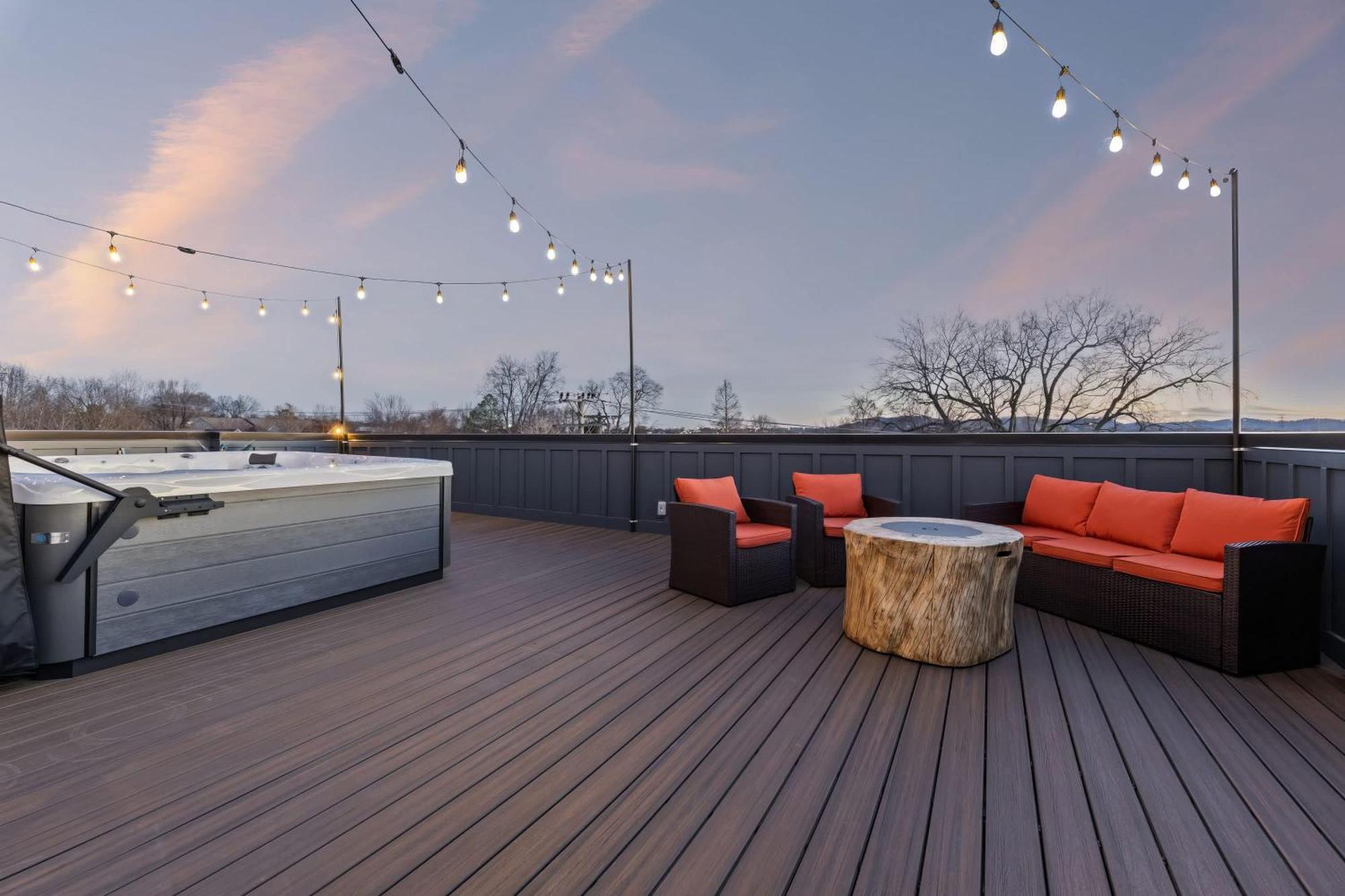 Hot Tub Poker Pool Table & Rooftop Mls View