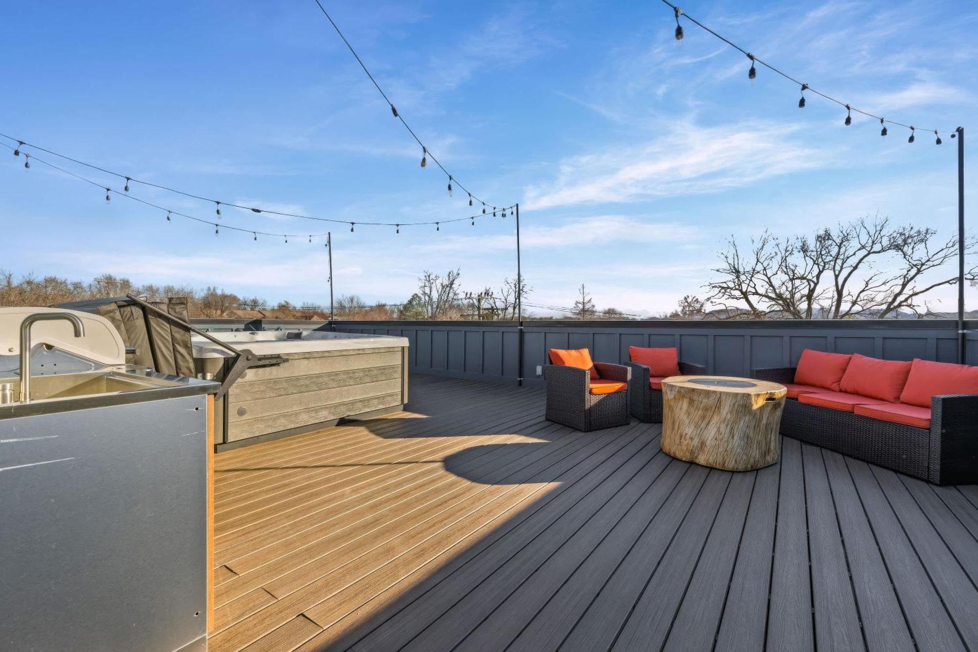 Hot Tub Poker Pool Table & Rooftop Mls View *