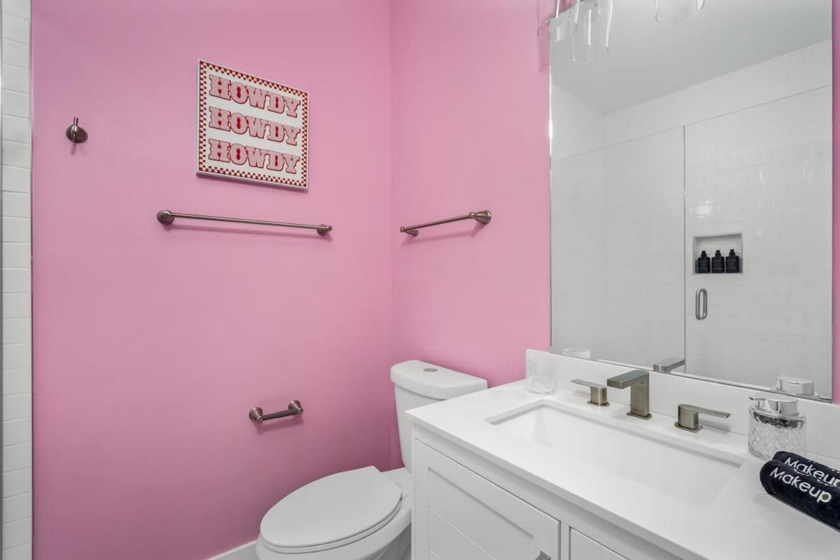 Holiday home Disco Cowgirl Broadway 2miles - 8 Q Beds - Rooftop - Omg