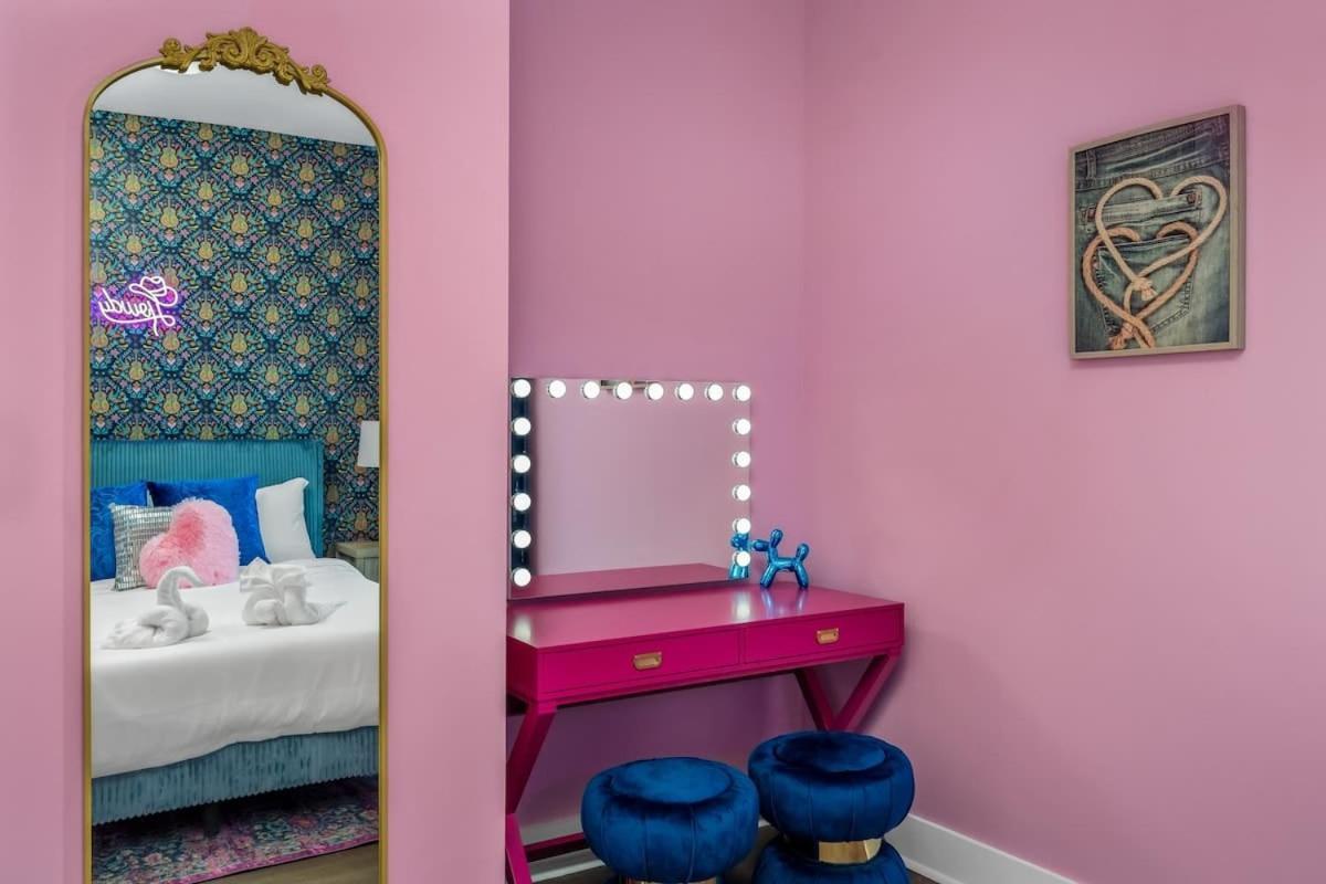 Holiday home Disco Cowgirl Broadway 2miles - 8 Q Beds - Rooftop - Omg