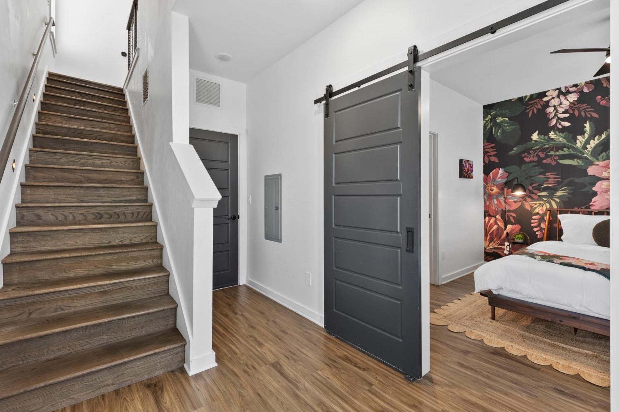 Stunning Modern Townhome With 9 Beds, Walk To Shops *