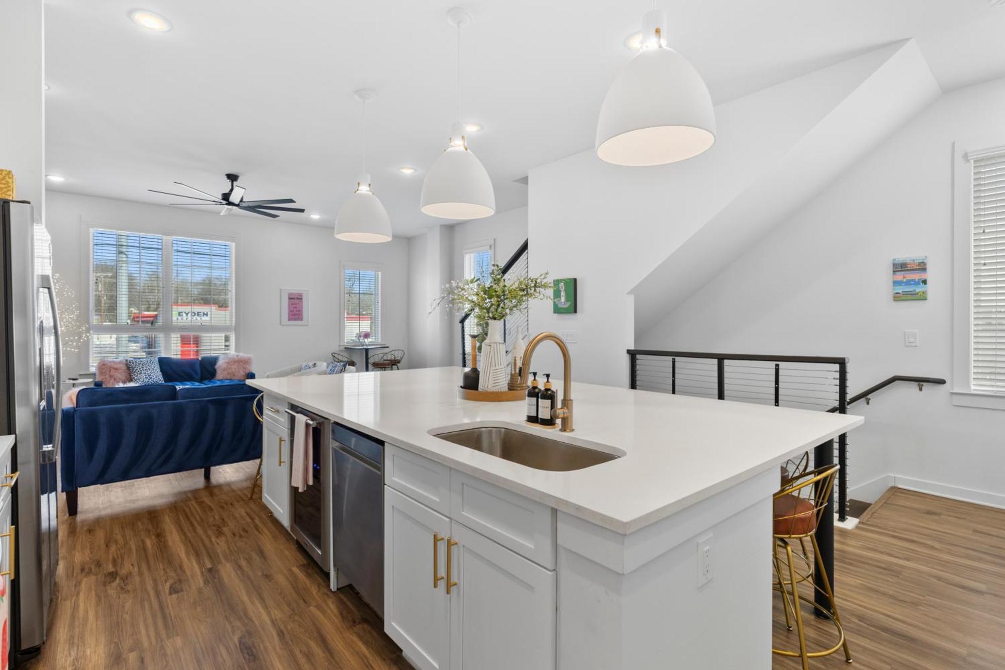 Stunning Modern Townhome With 9 Beds, Walk To Shops