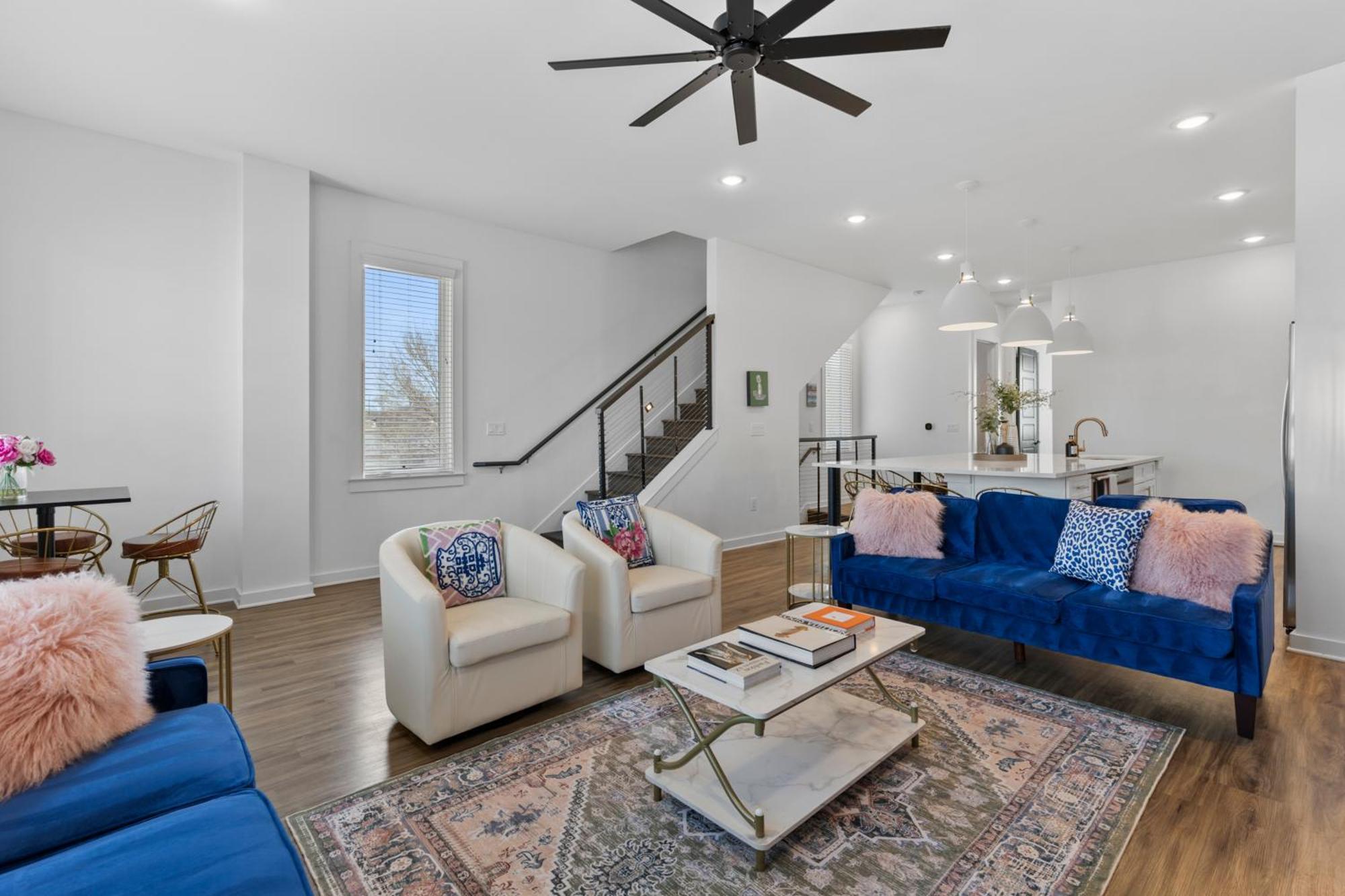 Holiday home Stunning Modern Townhome With 9 Beds, Walk To Shops