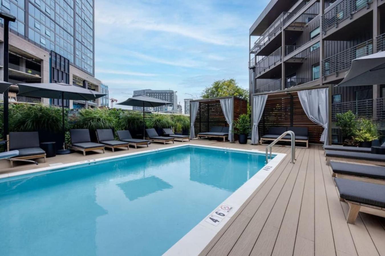 Holiday home Penthouse Luxury With Pool Patio And View Walk To Broadway *