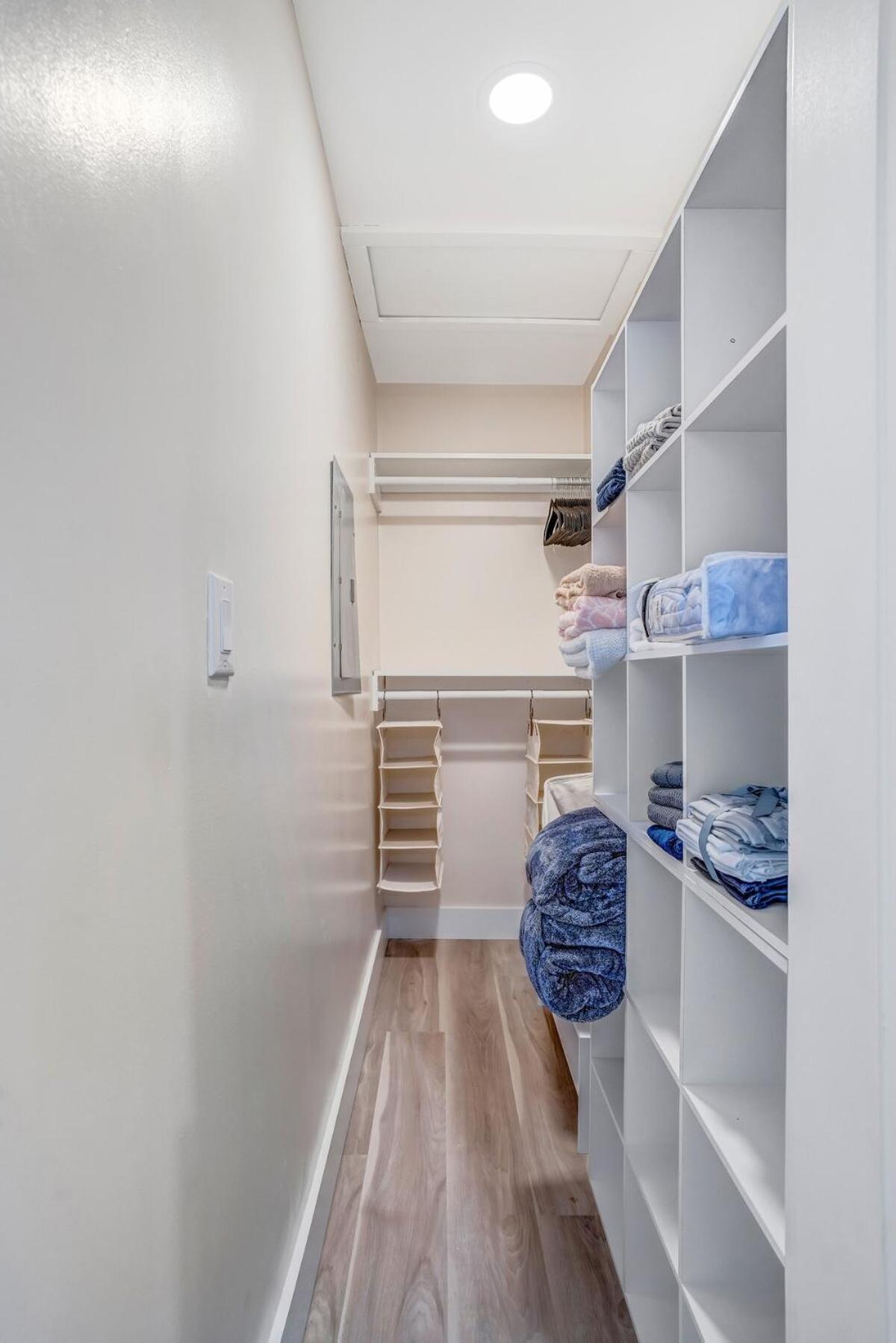 5842 Leslie Ave - Charming, Private, 1 Bedroom 1 Bath Apartment