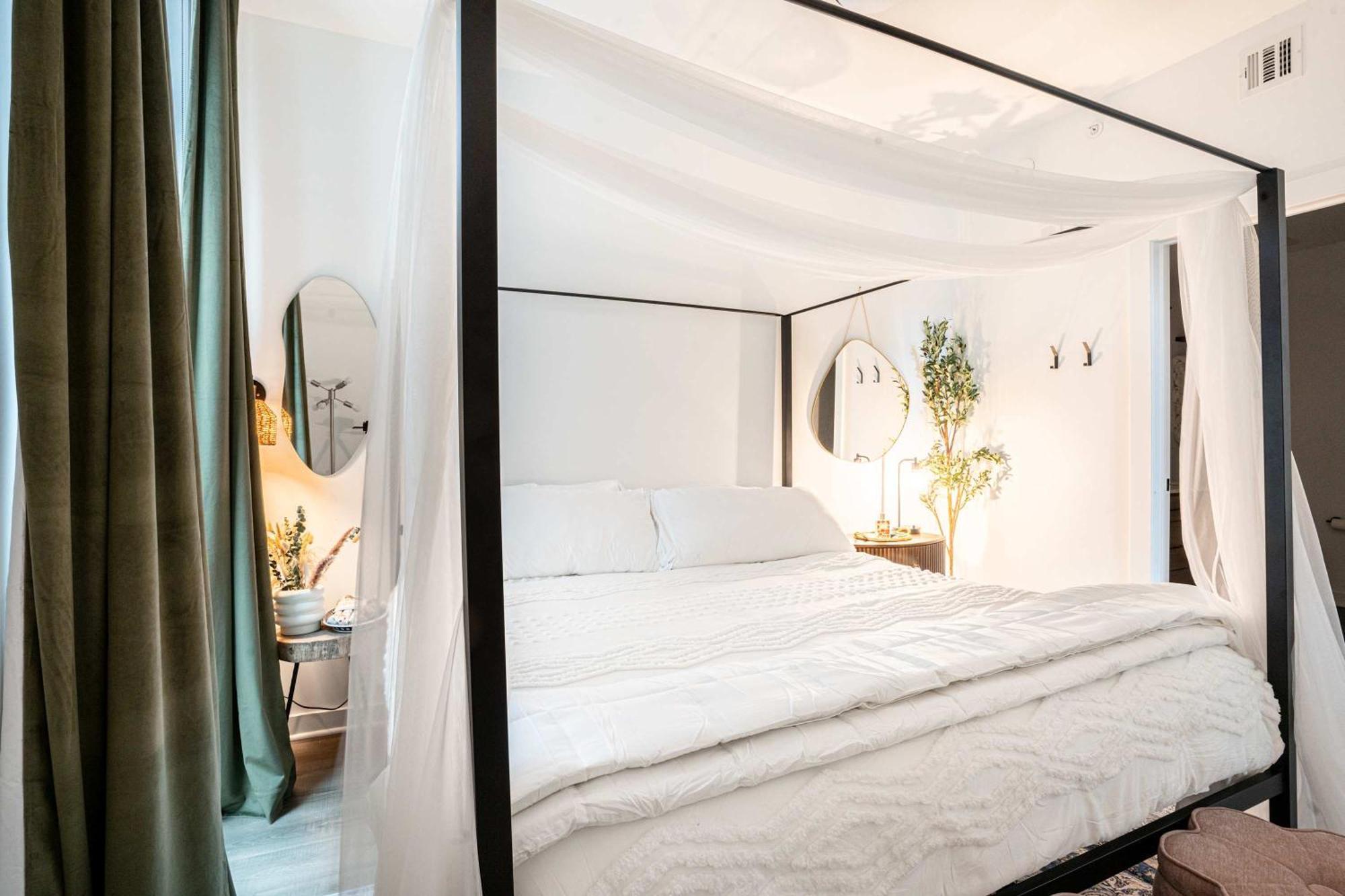 Cental Luxe 2 Bed 2 Bath Apartment