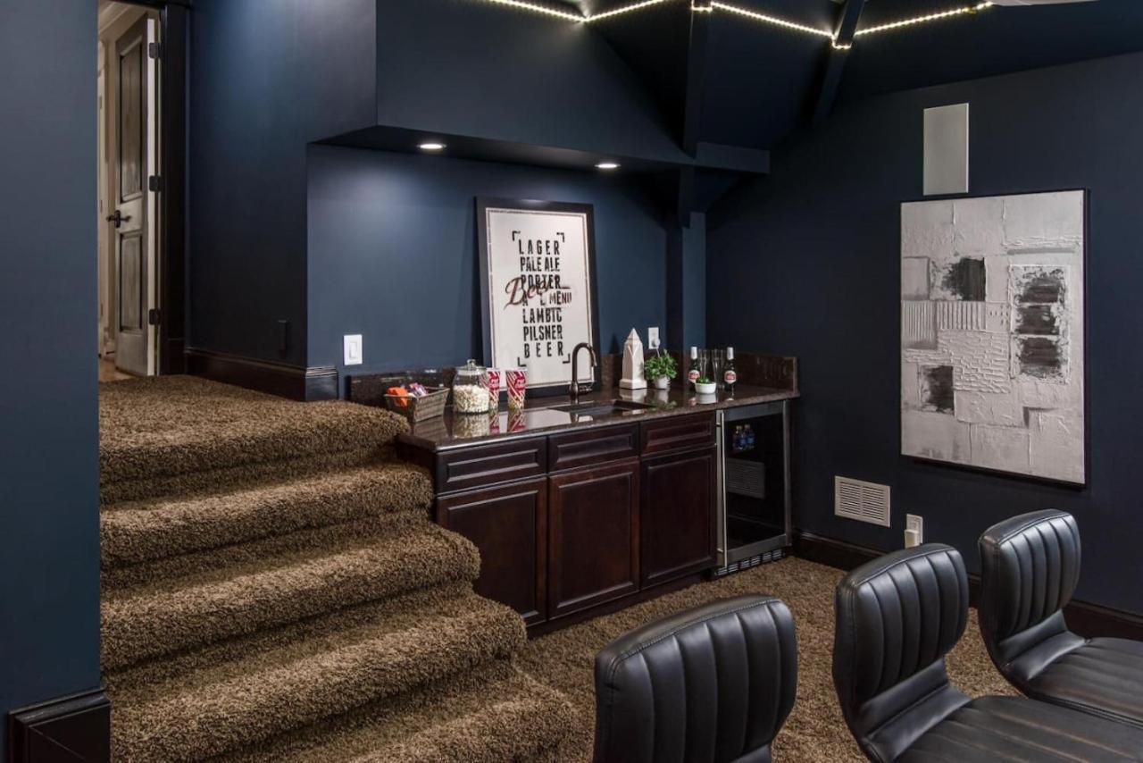 Luxe Large With Movie Room, Hot Tub, Garage