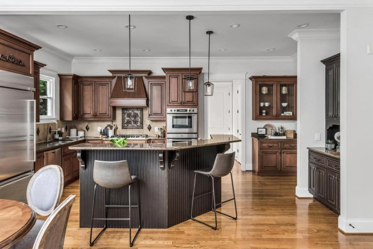 Luxe Large With Movie Room, Hot Tub, Garage Nashville