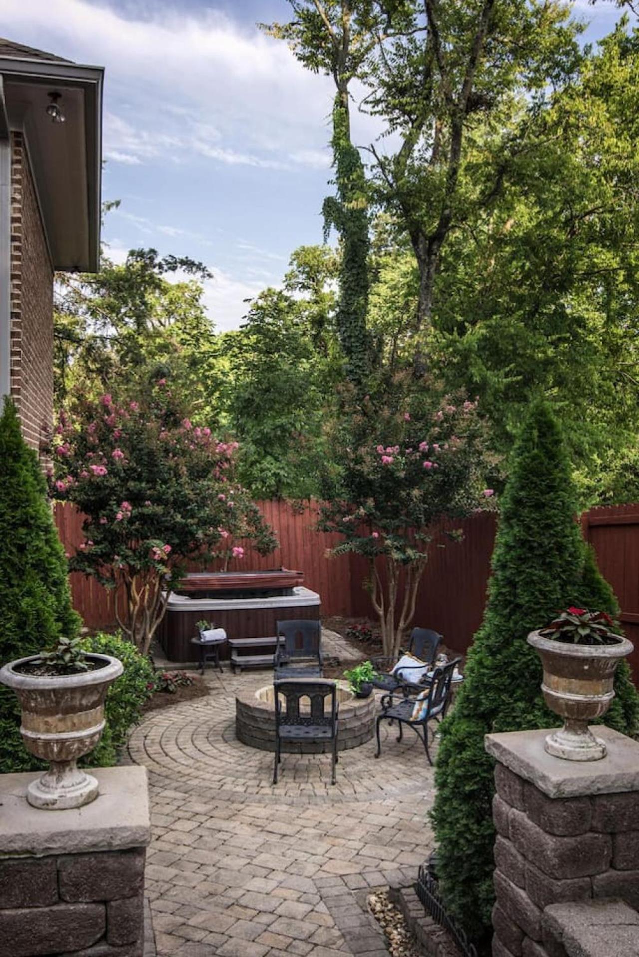 Luxe Large With Movie Room, Hot Tub, Garage Holiday home *