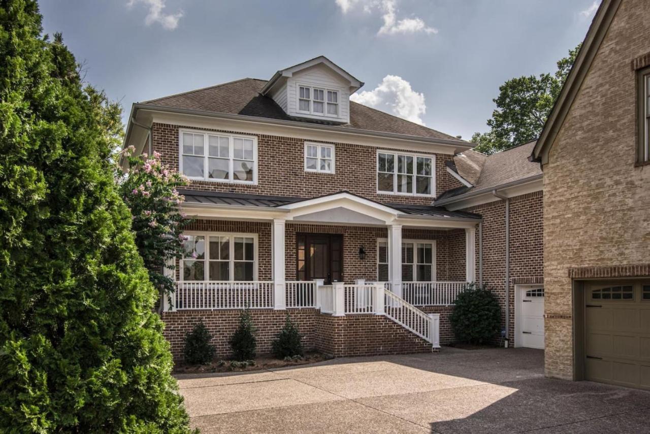 Luxe Large With Movie Room, Hot Tub, Garage Holiday home
