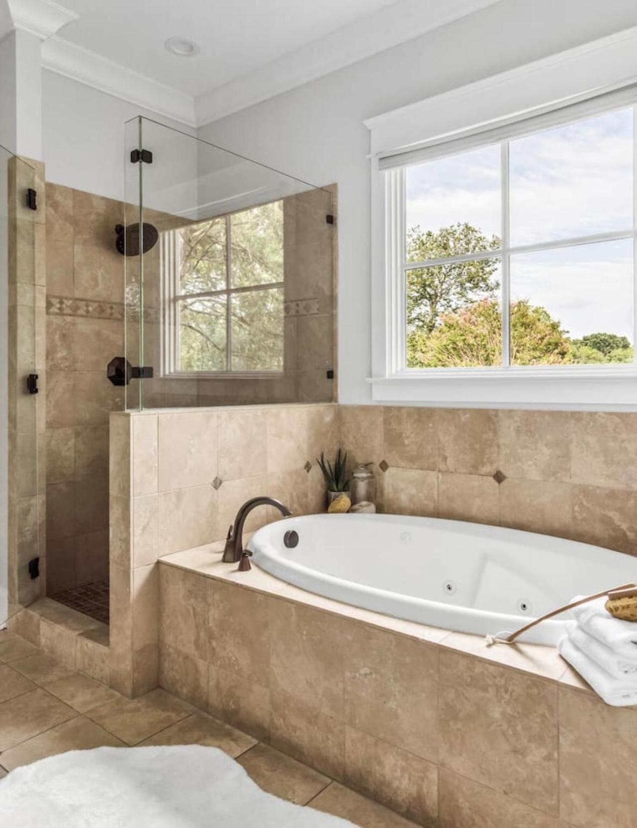 Luxe Large With Movie Room, Hot Tub, Garage Holiday home *
