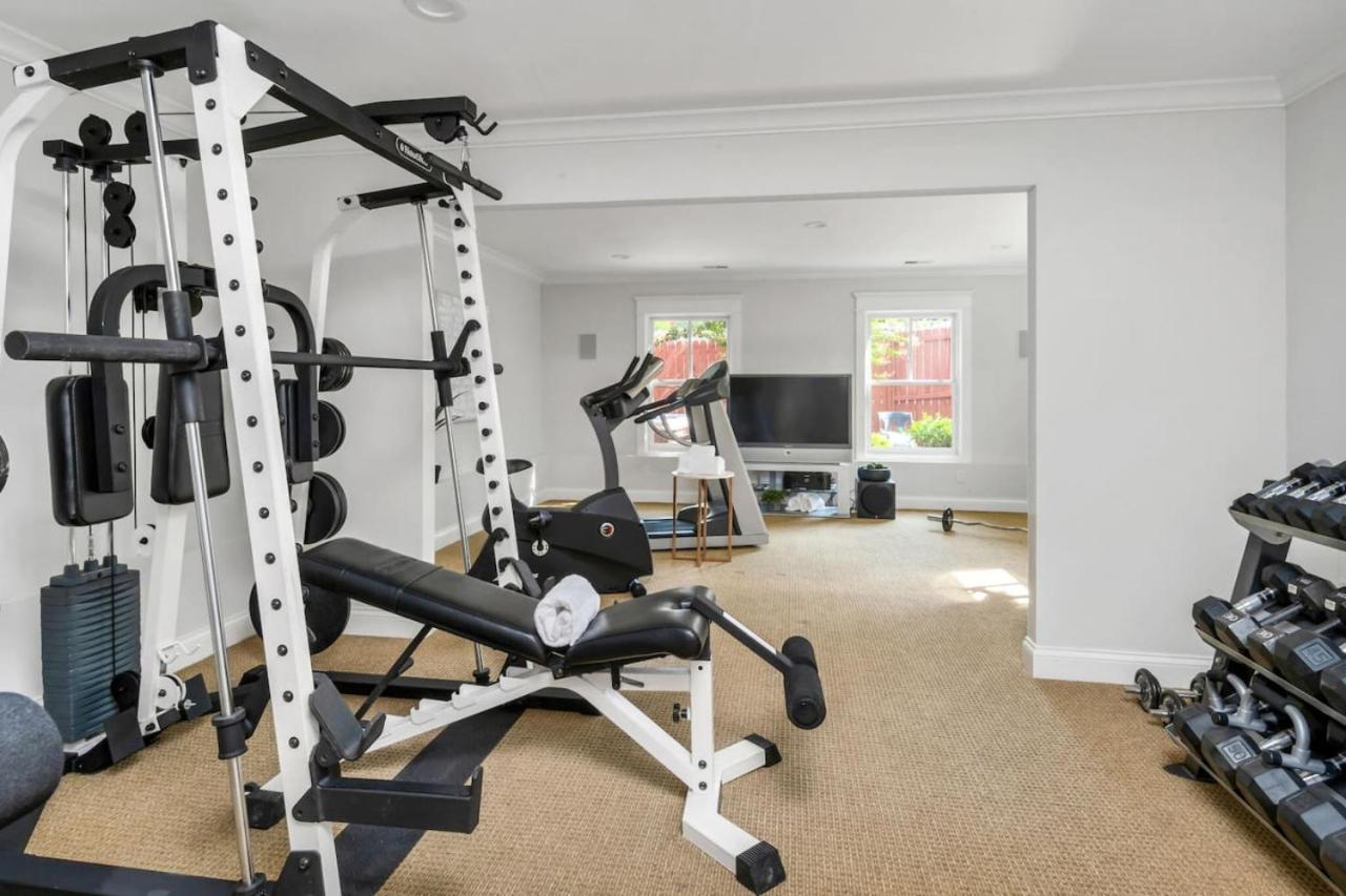 Holiday home Luxe Large With Movie Room, Hot Tub, Garage *