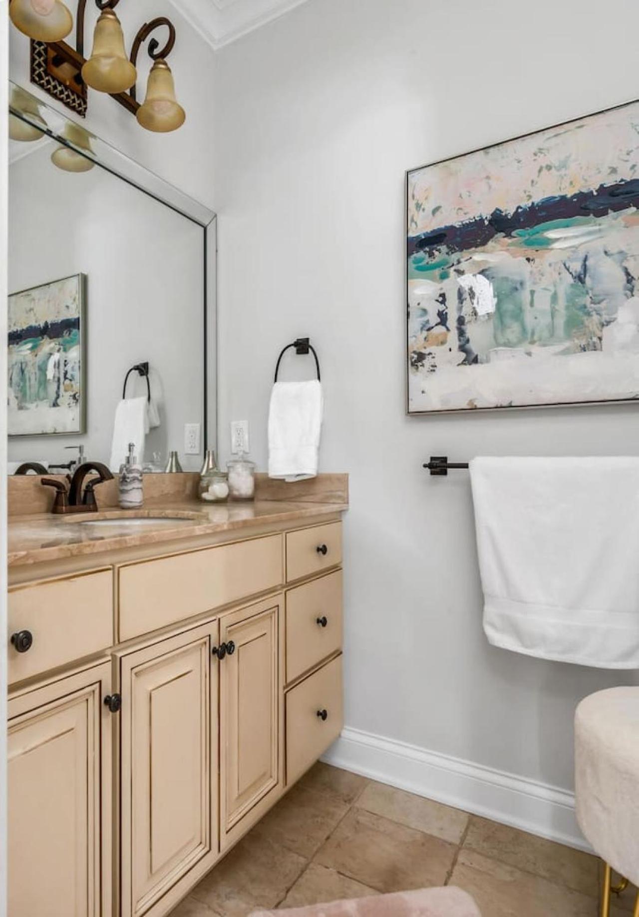 Luxe Large With Movie Room, Hot Tub, Garage Holiday home *