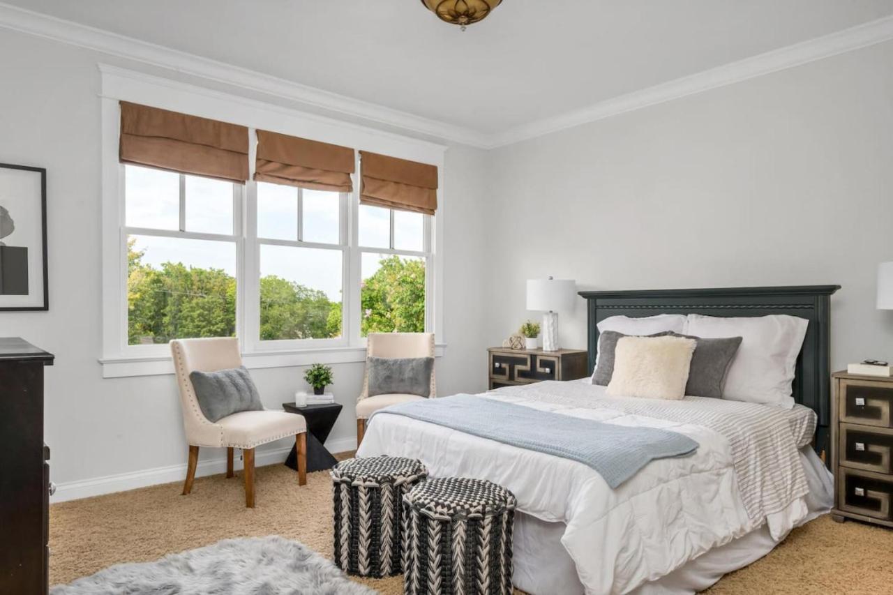 Holiday home Luxe Large With Movie Room, Hot Tub, Garage *