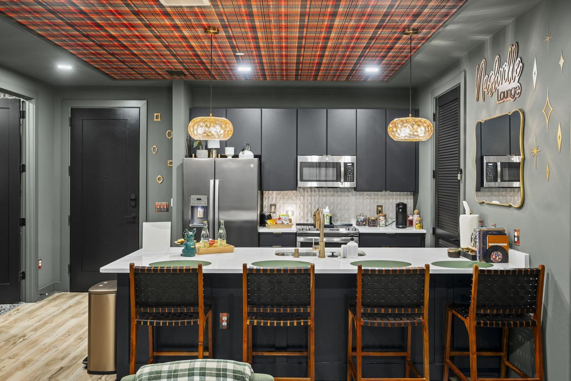 The Lounge Close To Broadway *