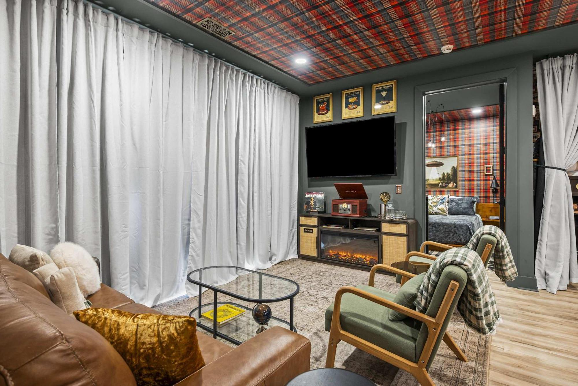 The Lounge Minutes From Downtown Apartment