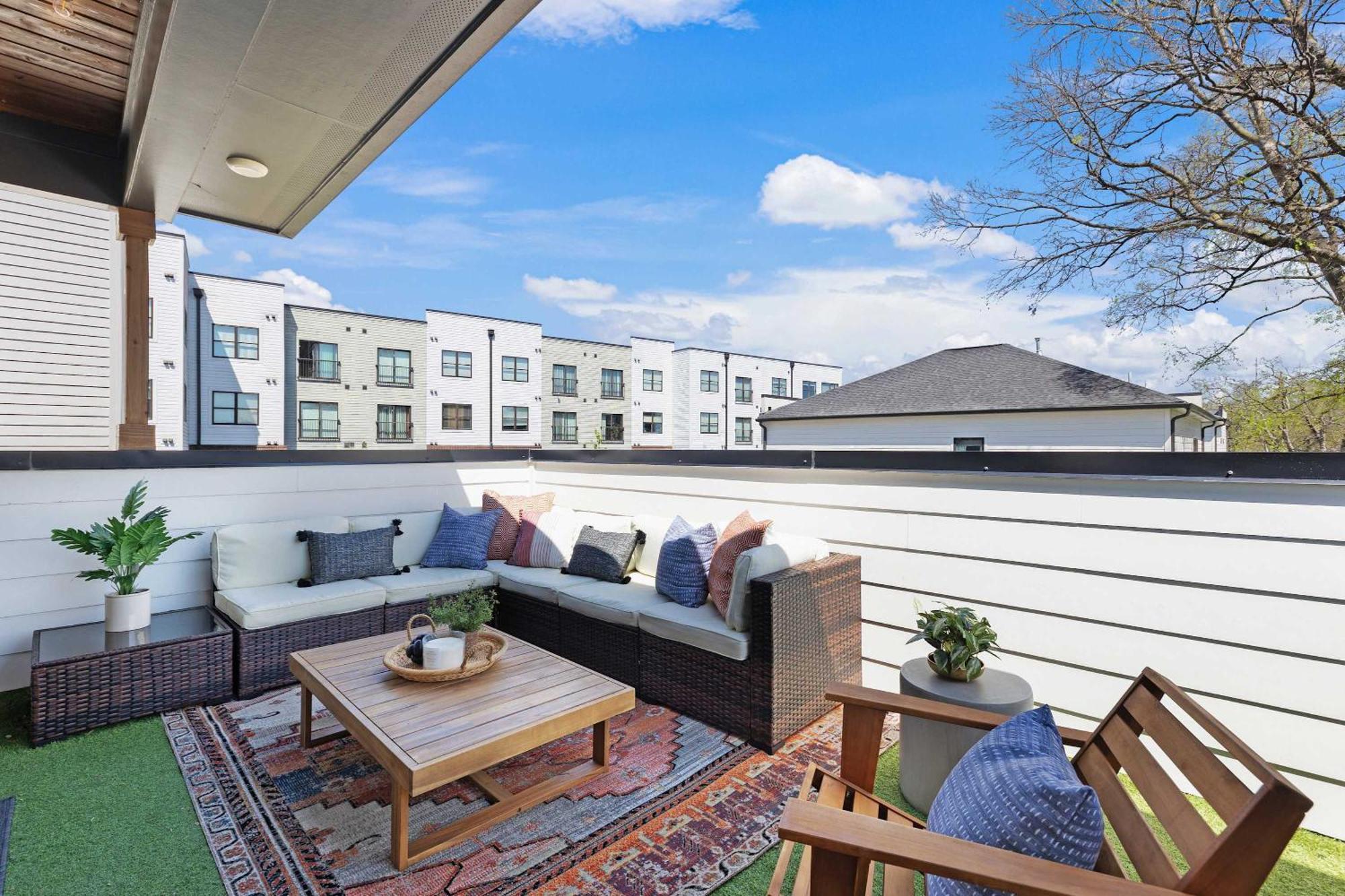 The - Huge Roof Deck And Mins To Broadway *