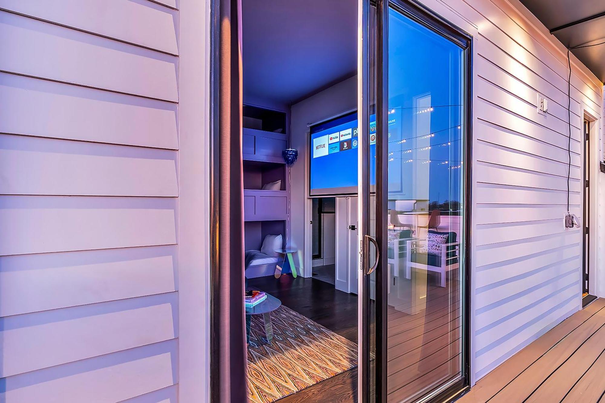 Taylor Swift Inspired Hot Tub Rooftop Deck Views Holiday home *