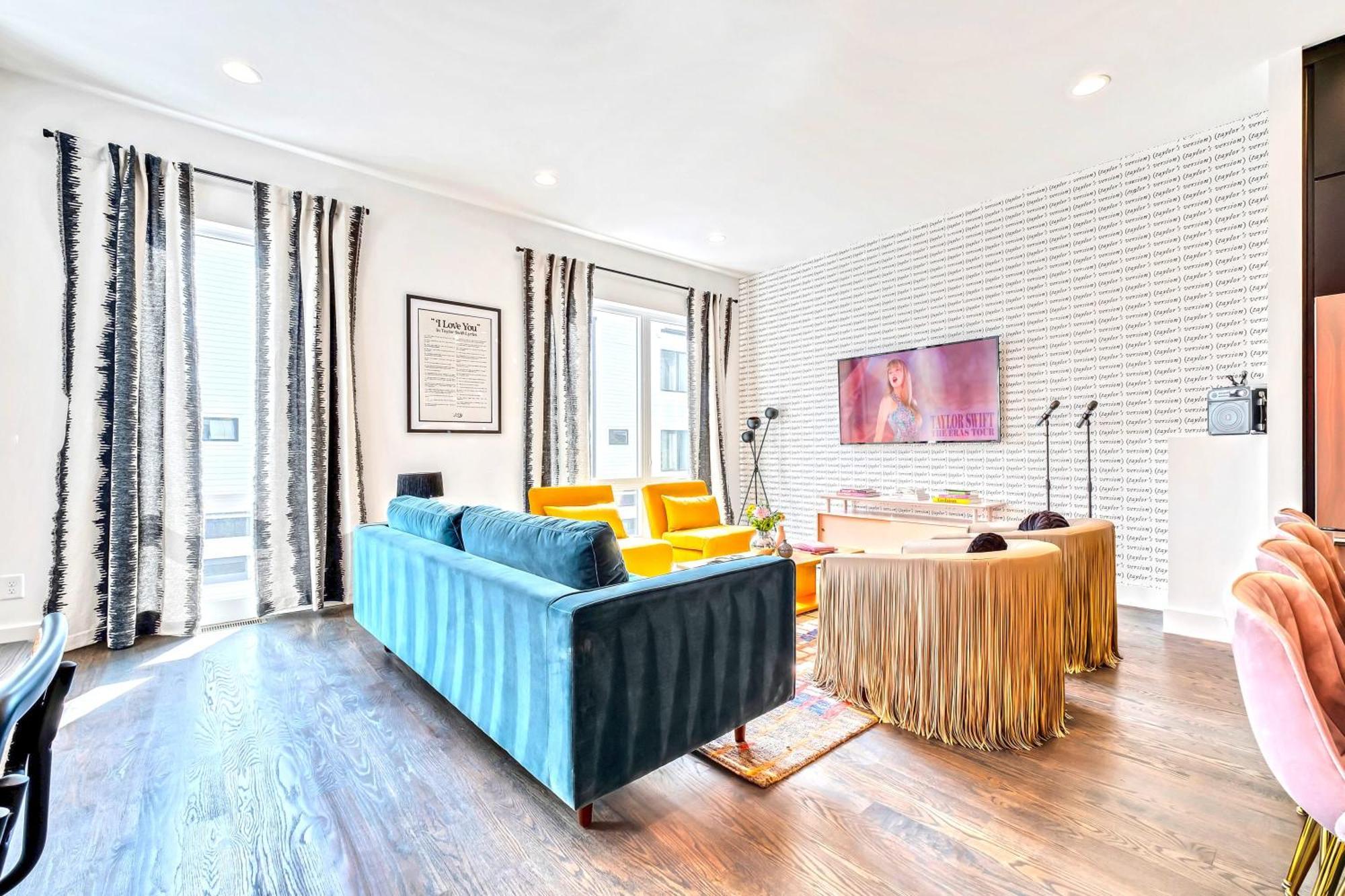 Holiday home Taylor Swift Inspired Hot Tub Rooftop Deck Views *