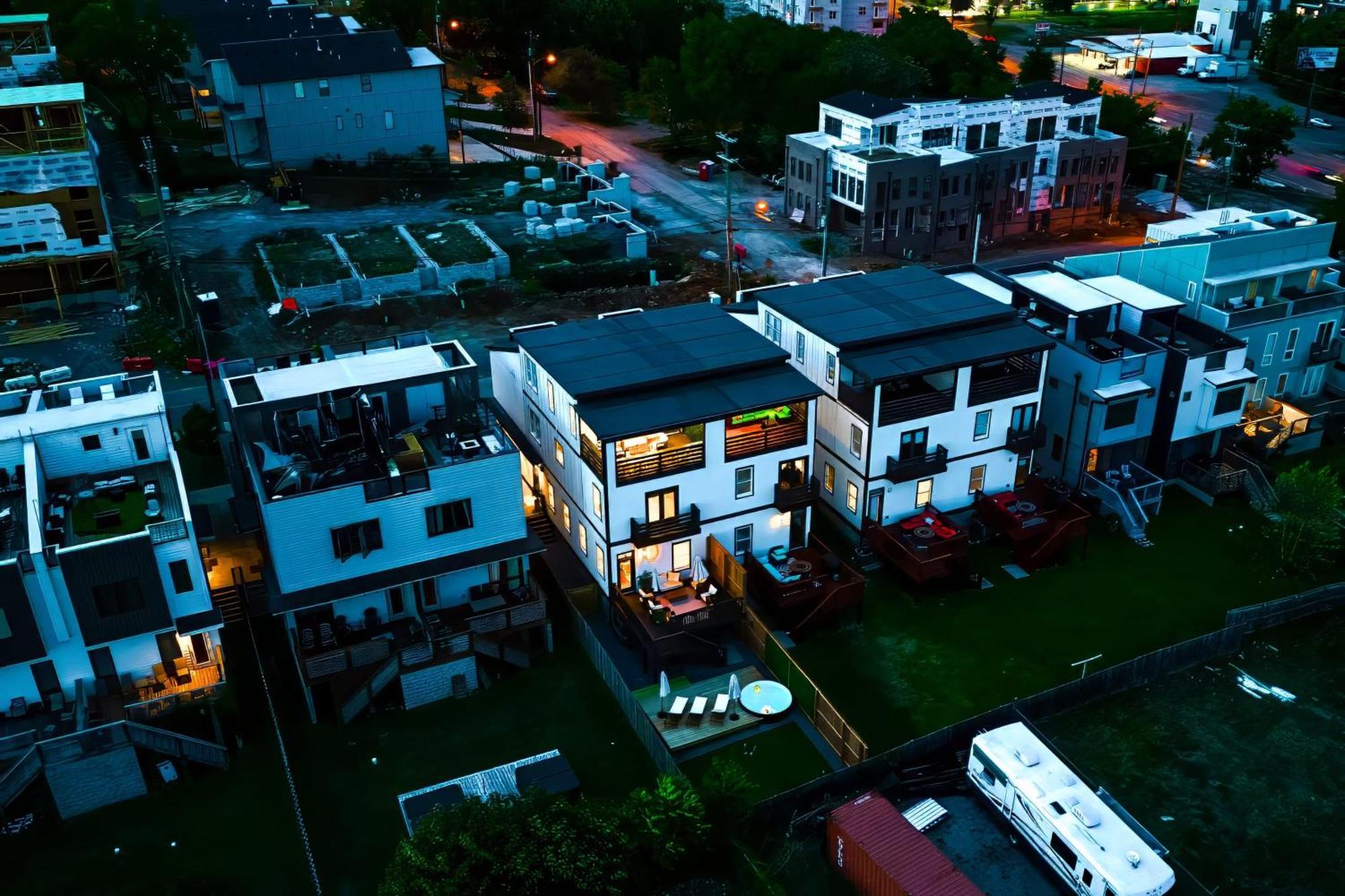 Luxe Pool Hot Tub & Game Downtown Holiday home