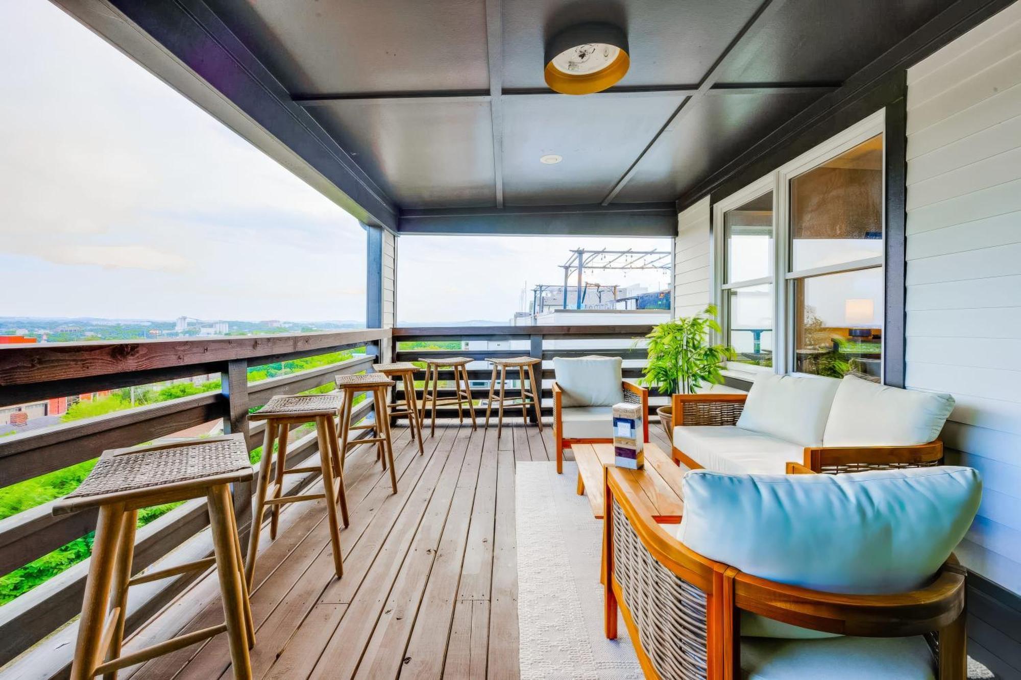 Luxe Pool Hot Tub & Game Downtown Holiday home