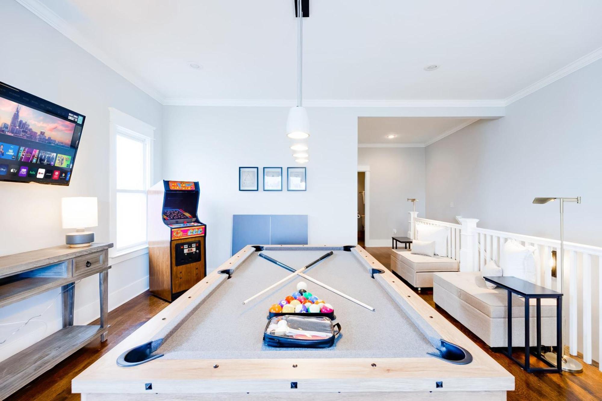 Luxe Pool Hot Tub & Game Downtown