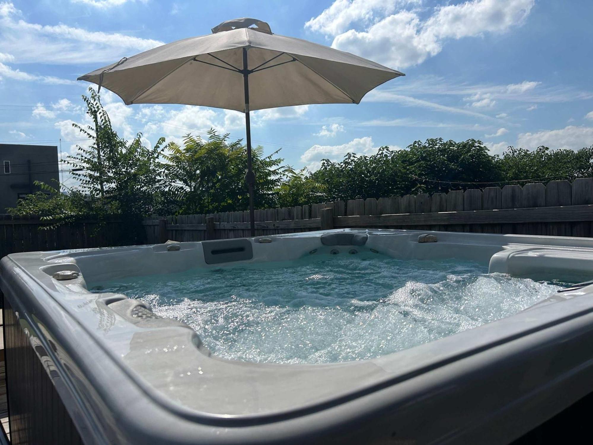 Luxe Pool Hot Tub & Game Downtown Holiday home