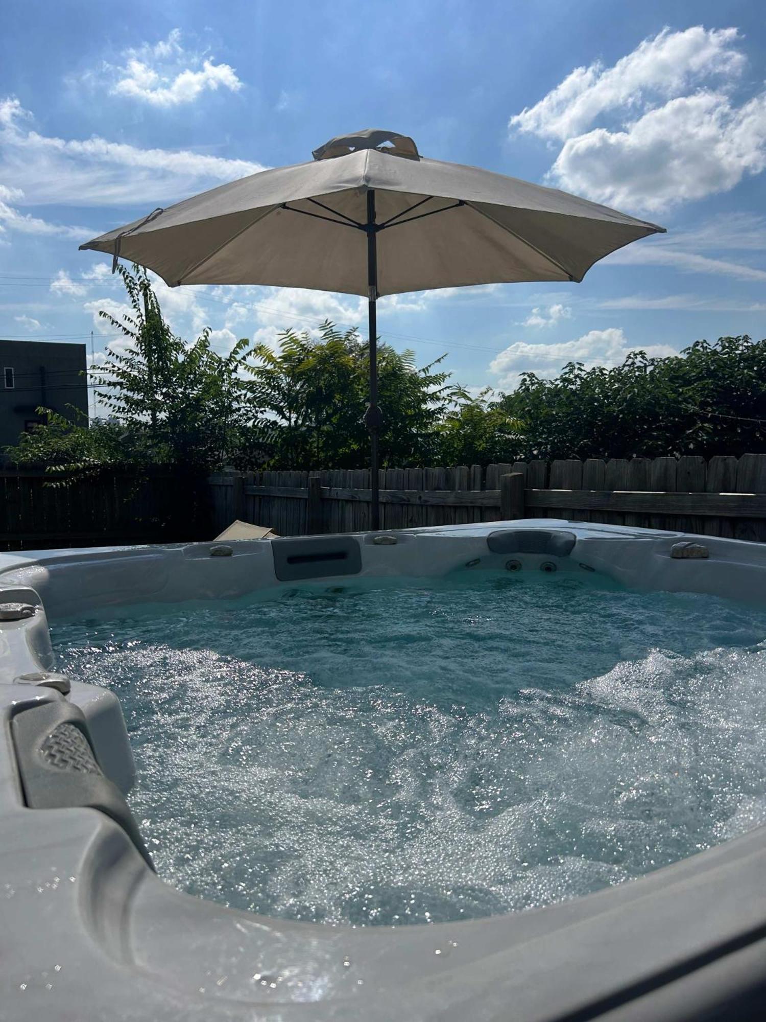Holiday home Luxe Pool Hot Tub & Game Downtown