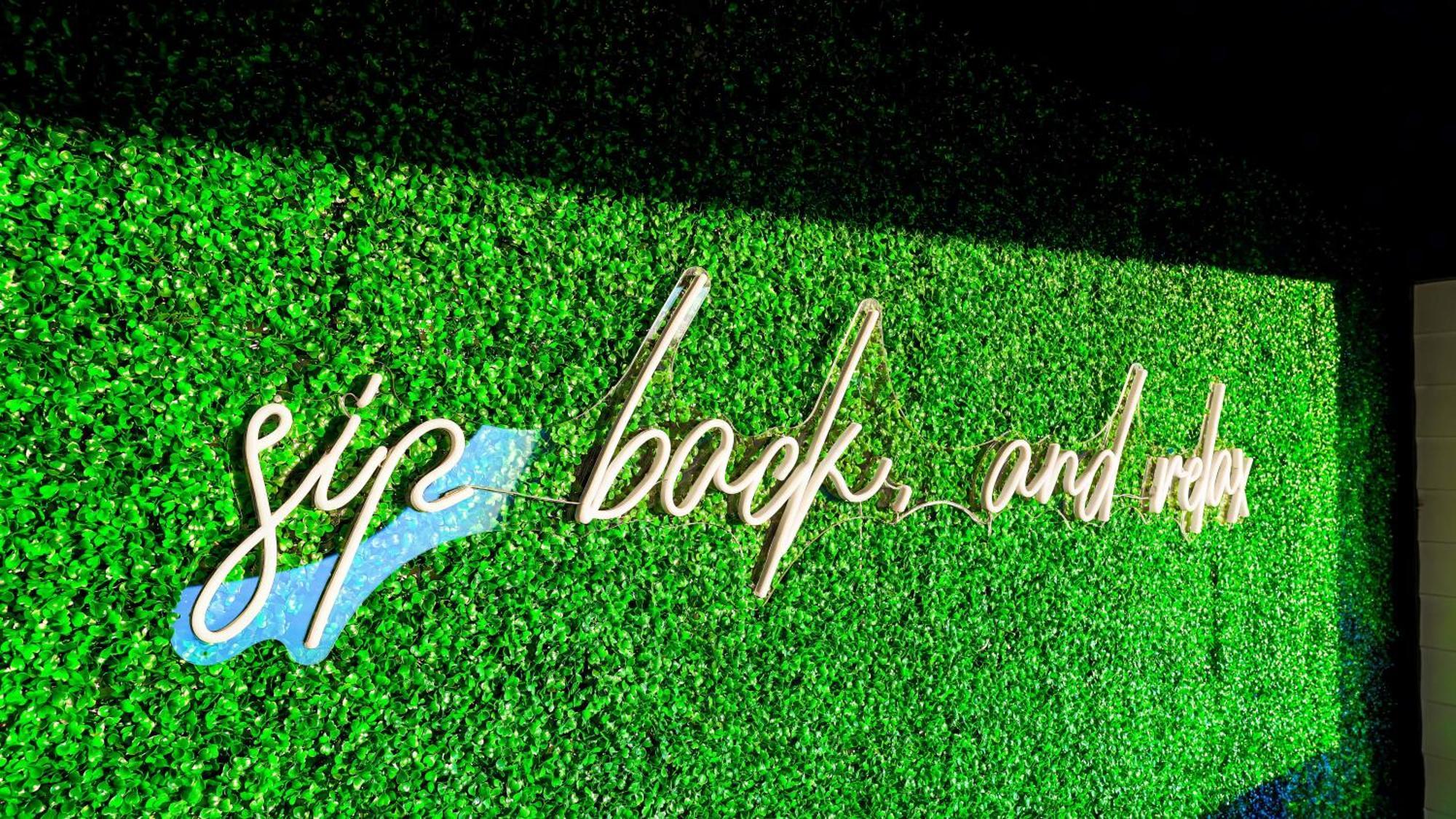 Luxe Pool Hot Tub & Game Downtown Holiday home *