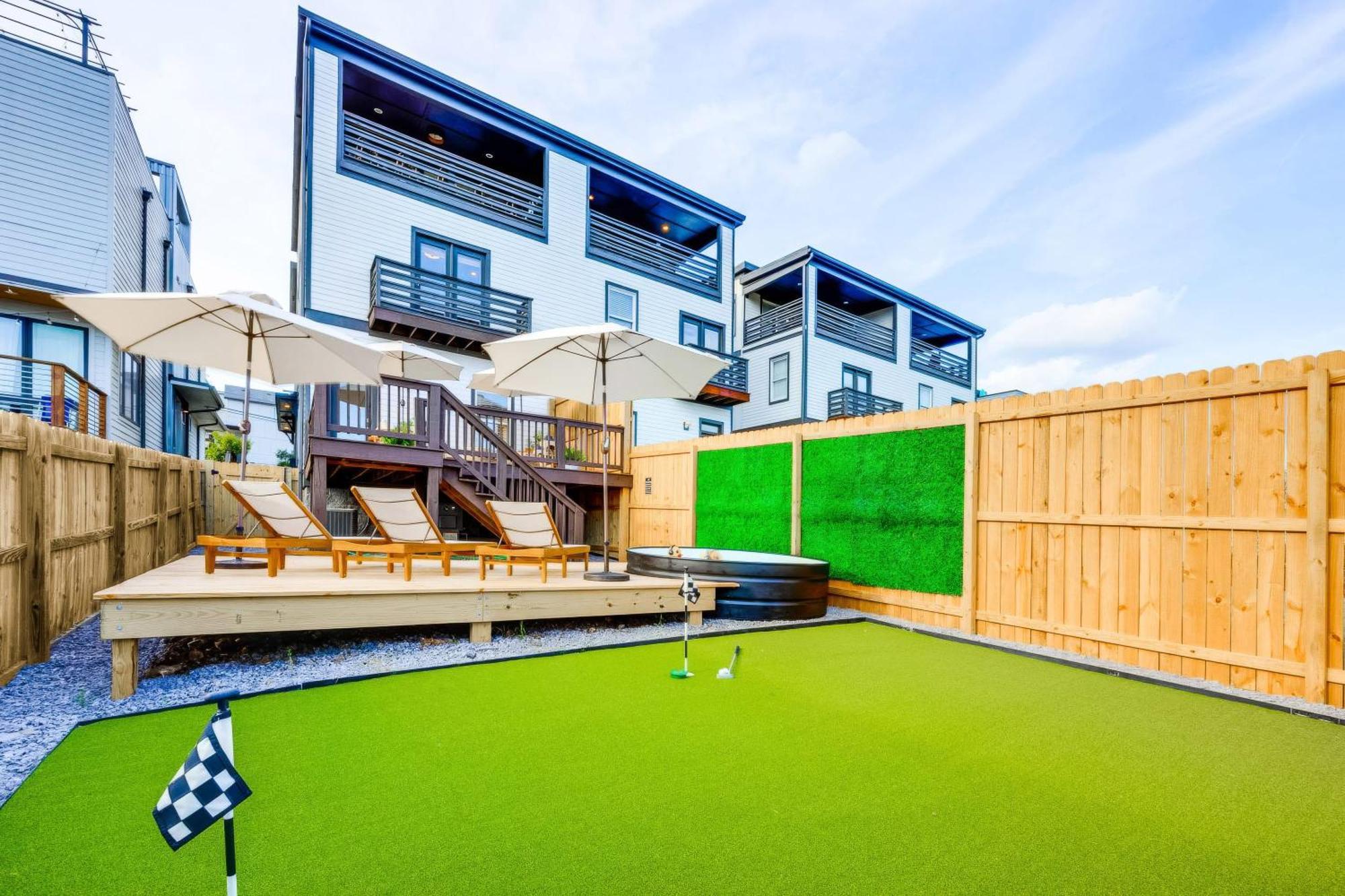 Luxe Pool Hot Tub & Game Downtown *