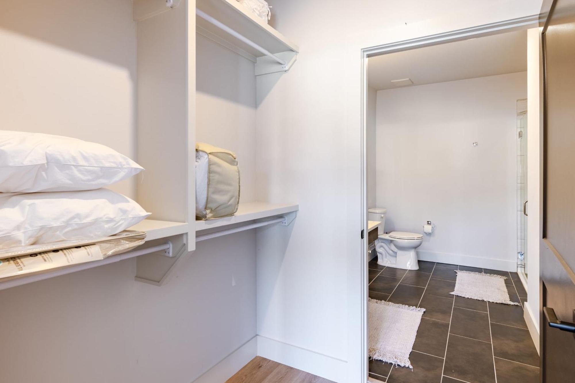 Holiday home Walkable Midtown Location Modern Amenities Pool Gym Anthem By Avantstay *