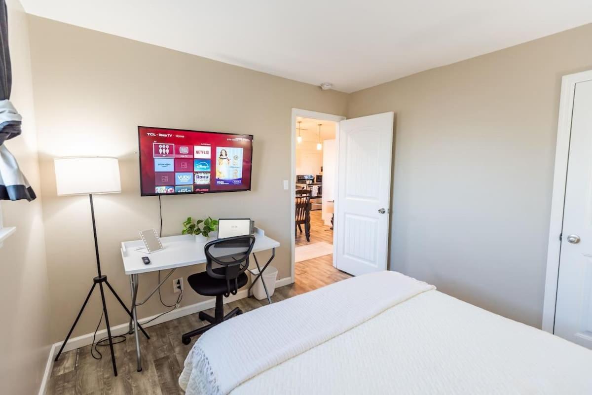 Holiday home 7 Min Drive To Broadway- Walkable Neighborhood