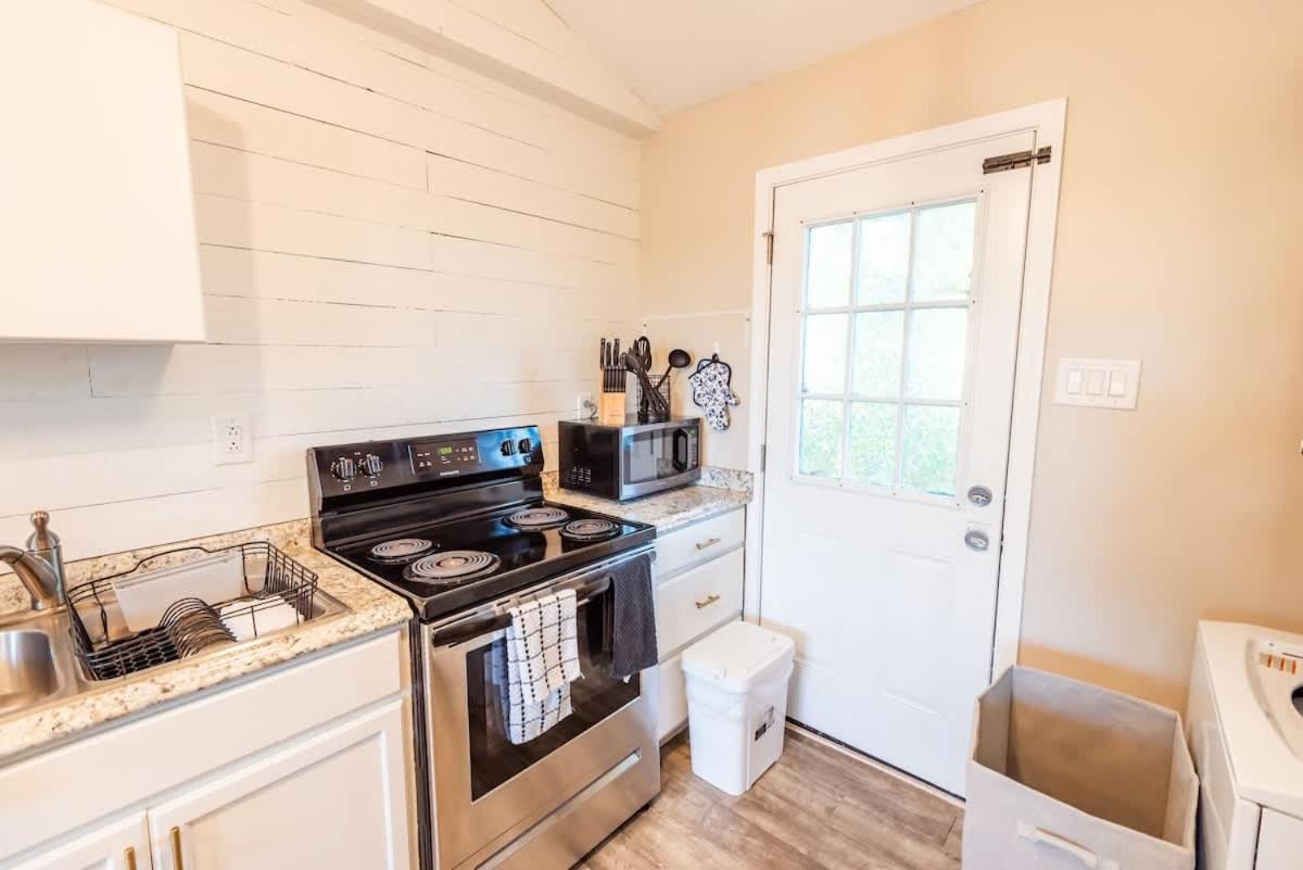 7 Min Drive To Broadway- Walkable Neighborhood Holiday home *