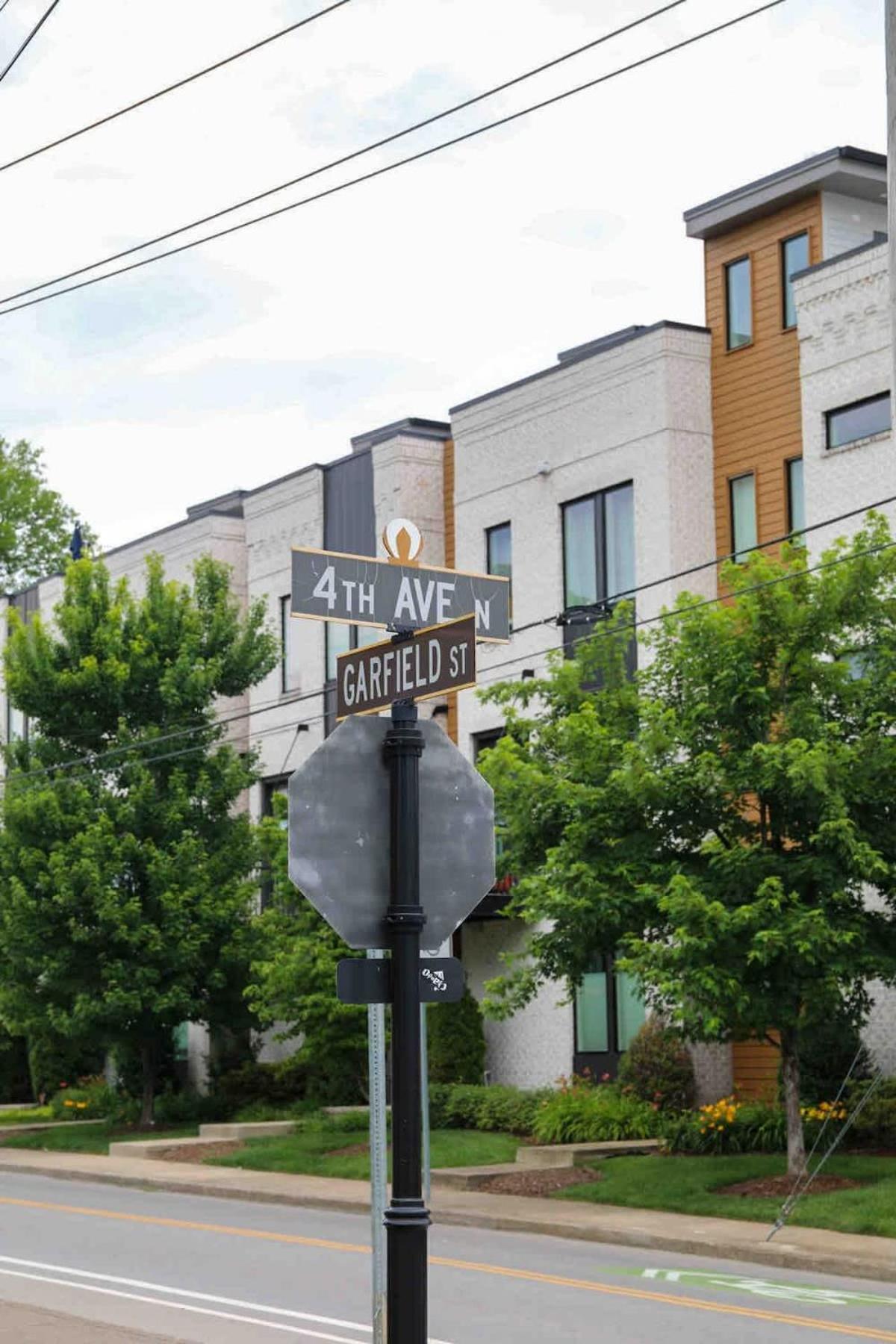 Holiday home 7 Min Drive To Broadway- Walkable Neighborhood